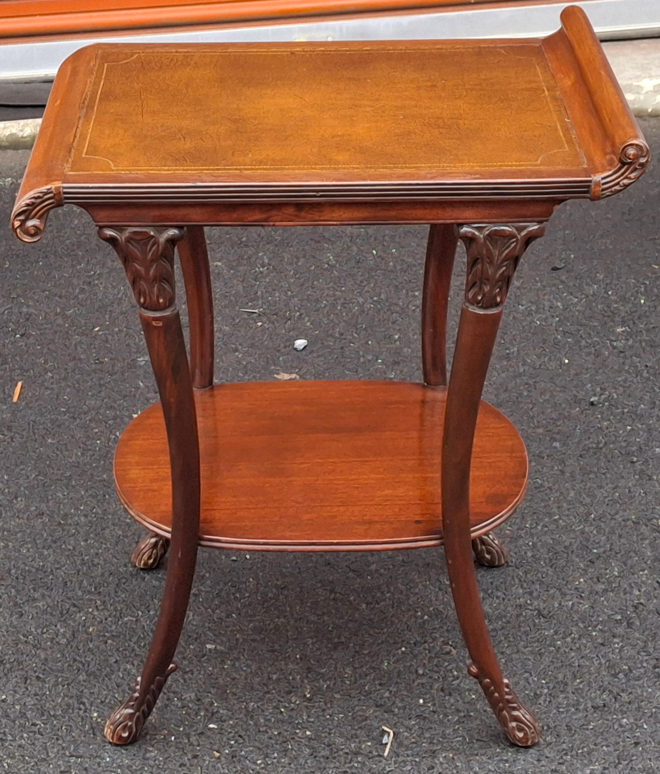 Intagliato Pair Victorian Regency Style Carved Mahogany and Tooled Leather Inset Side Table in vendita