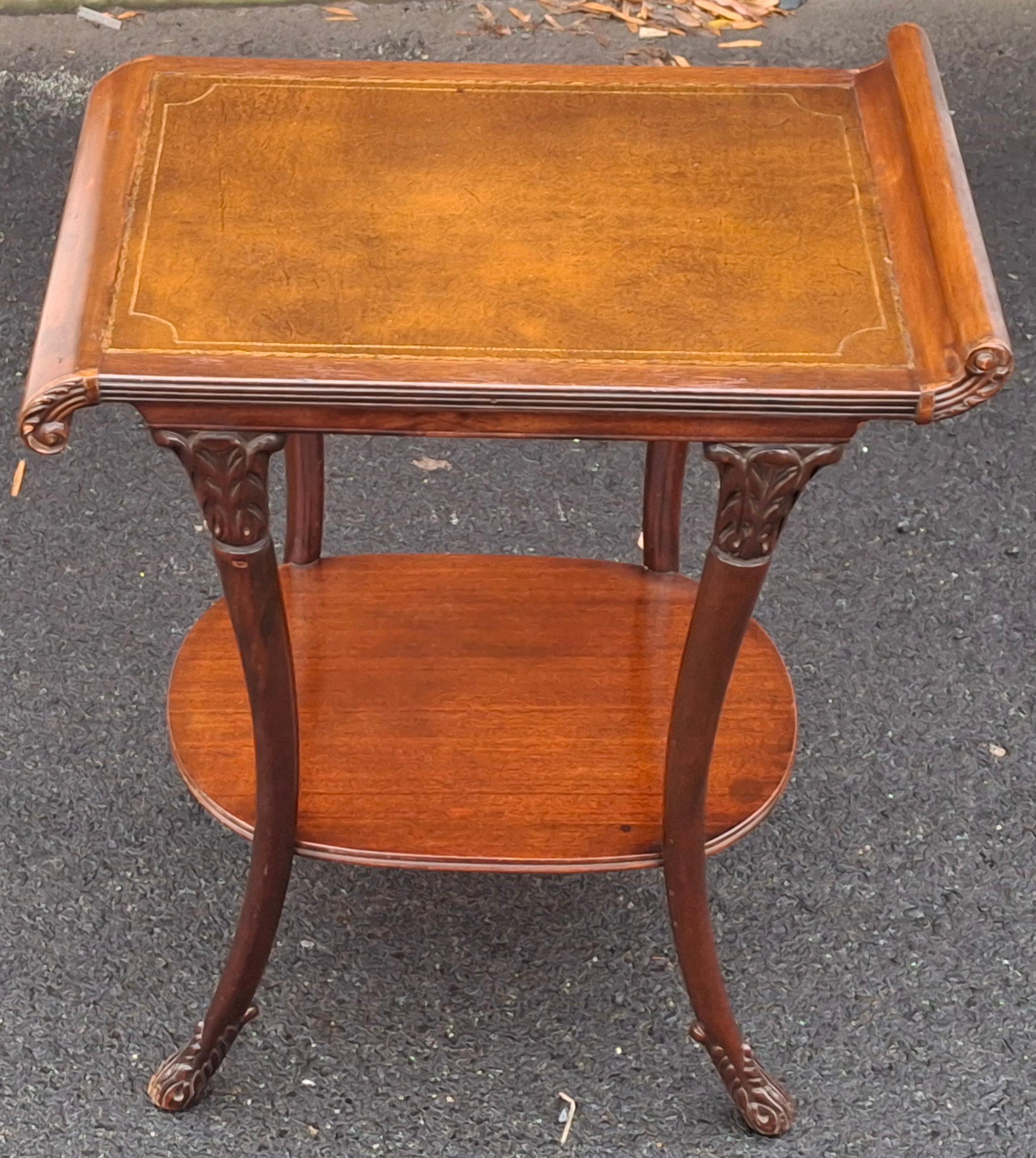 Pair Victorian Regency Style Carved Mahogany and Tooled Leather Inset Side Table In condizioni buone in vendita a Germantown, MD