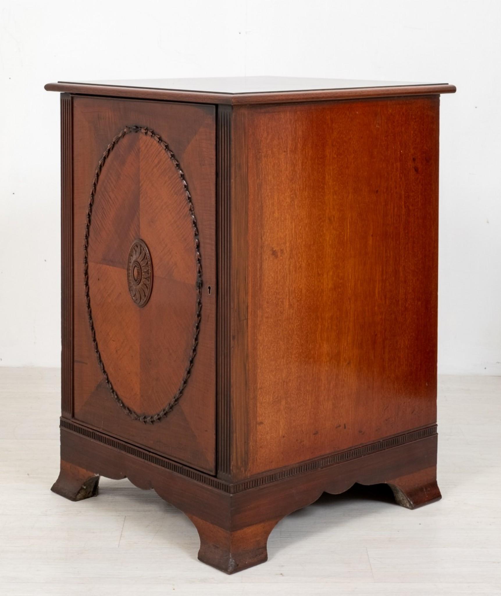 Coppia di armadietti laterali in mogano.
circa 1880
Questi armadi poggiano su piedi sagomati e presentano un grembiule sagomato,
Ogni mobile ha un'anta singola con un pannello ovale con patre intagliate al centro.
Il mobile di sinistra ha un
