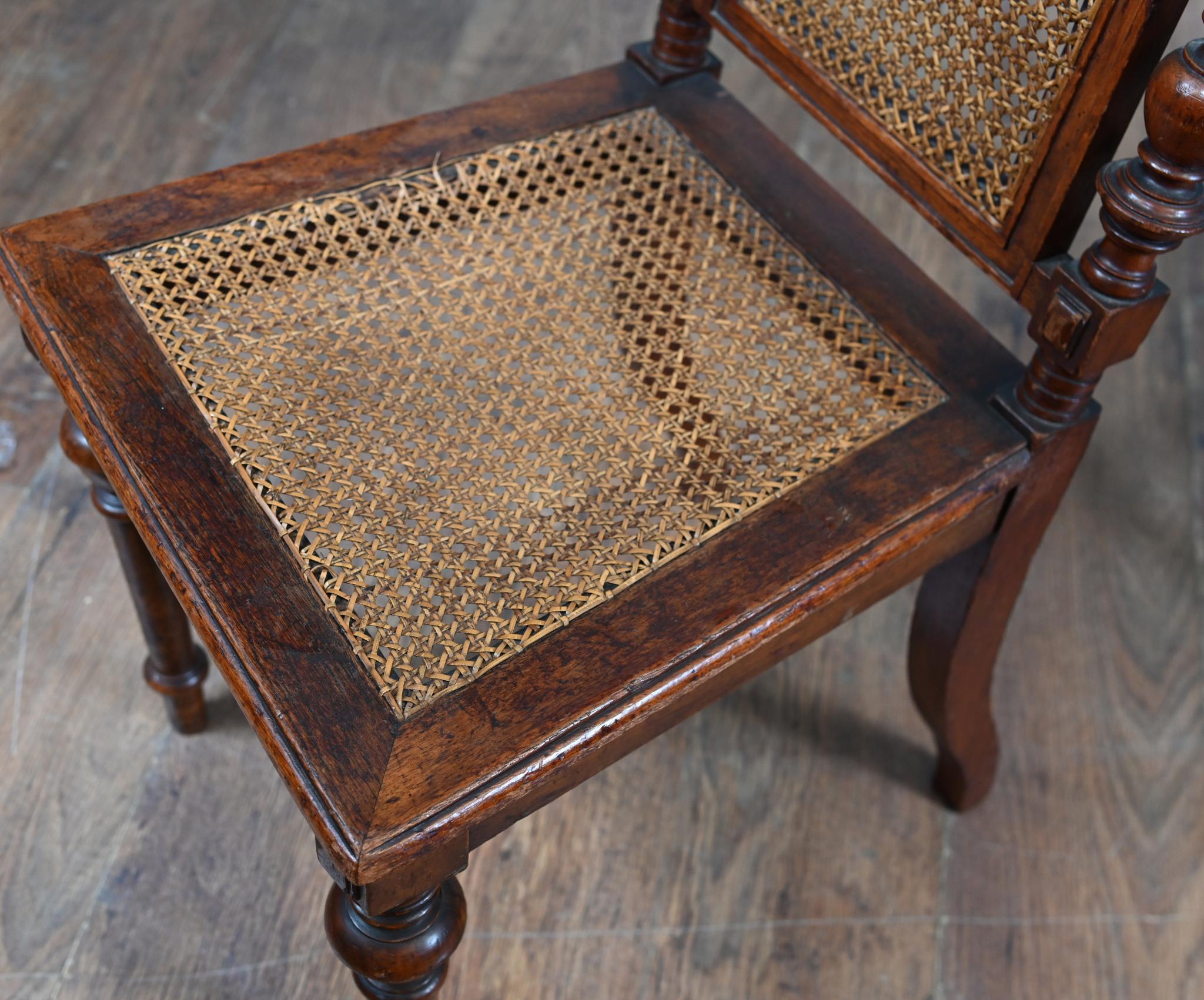 Vittoriano Coppia di sedie laterali vittoriane in legno di noce, con sedute in canne in vendita