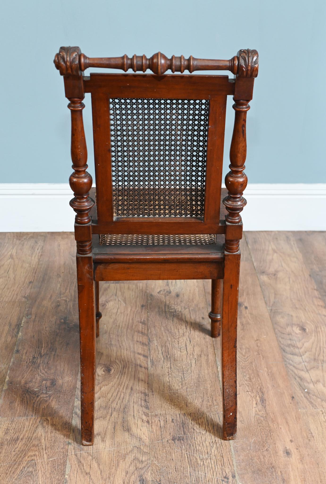 Falegnameria Coppia di sedie laterali vittoriane in legno di noce, con sedute in canne in vendita