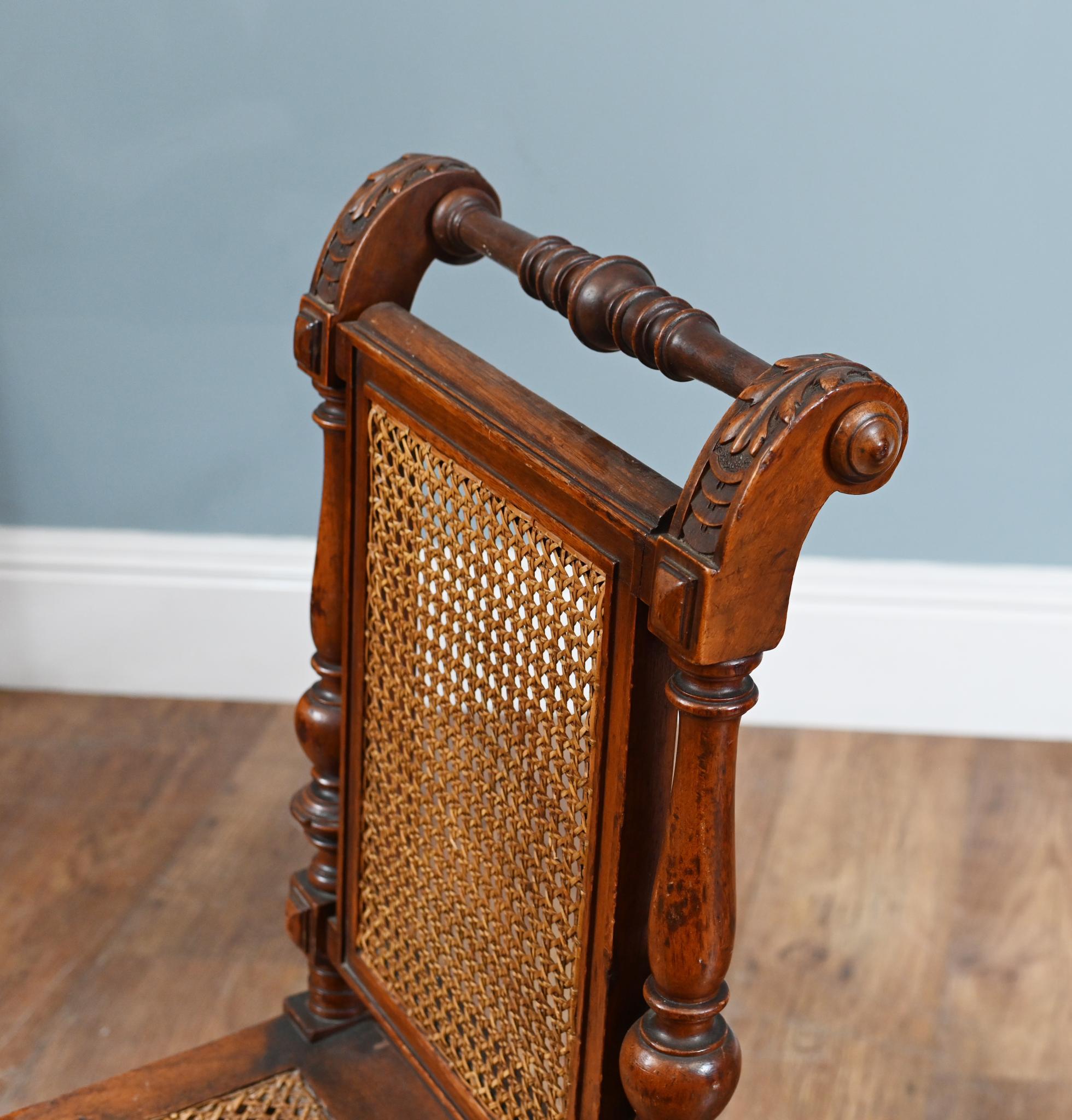 Coppia di sedie laterali vittoriane in legno di noce, con sedute in canne In condizioni buone in vendita a Potters Bar, GB