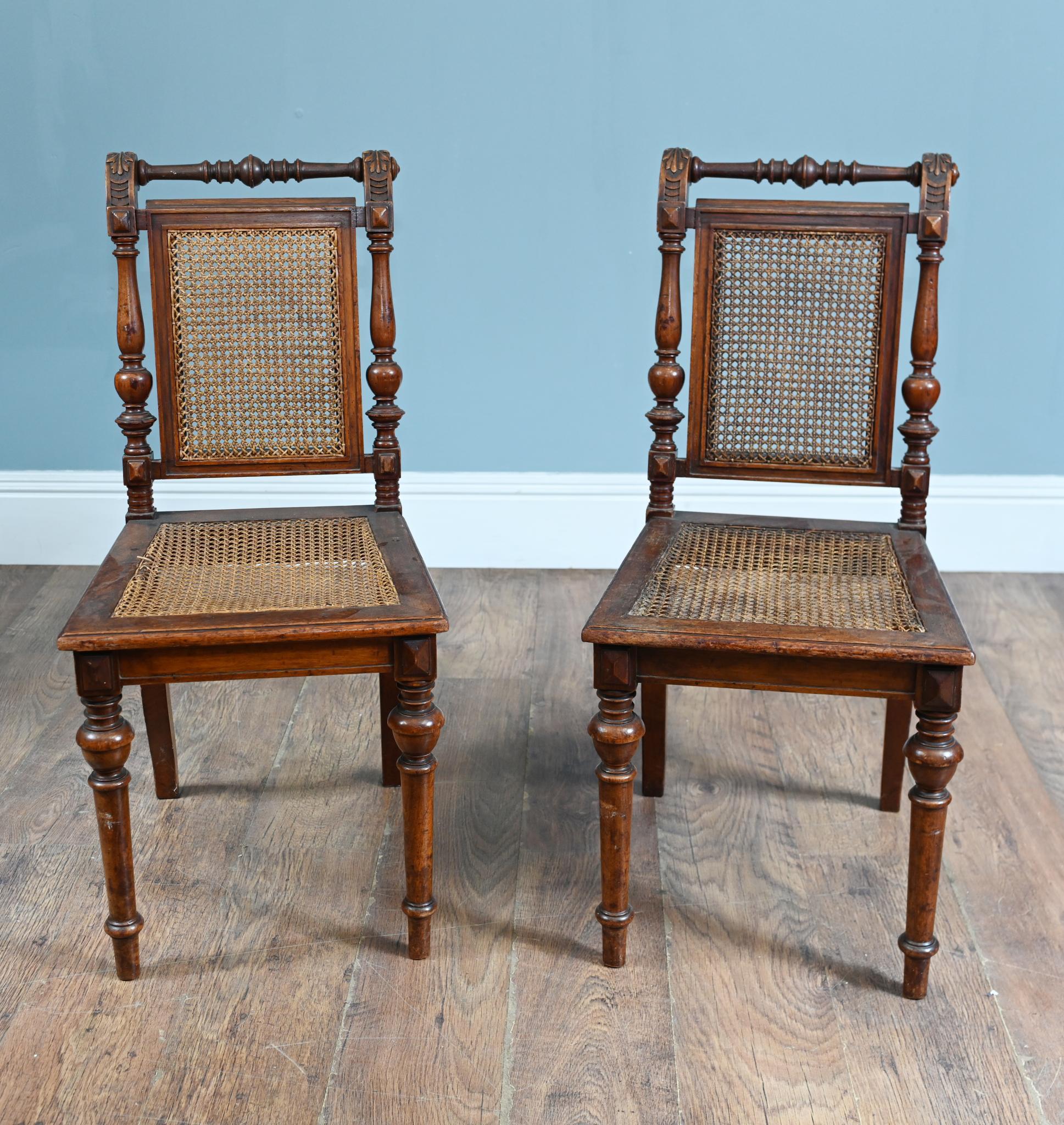 Fine XX secolo Coppia di sedie laterali vittoriane in legno di noce, con sedute in canne in vendita