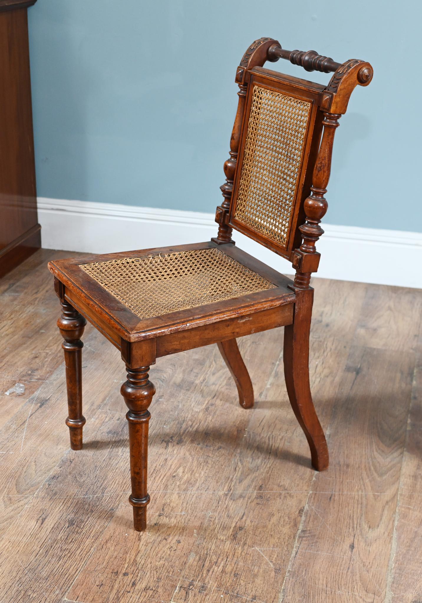 Noce Coppia di sedie laterali vittoriane in legno di noce, con sedute in canne in vendita