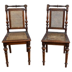 Coppia di sedie laterali vittoriane in legno di noce, con sedute in canne