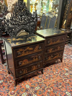 Pareja de cómodas / cajoneras de estilo victoriano Chinoiserie lacadas en negro
