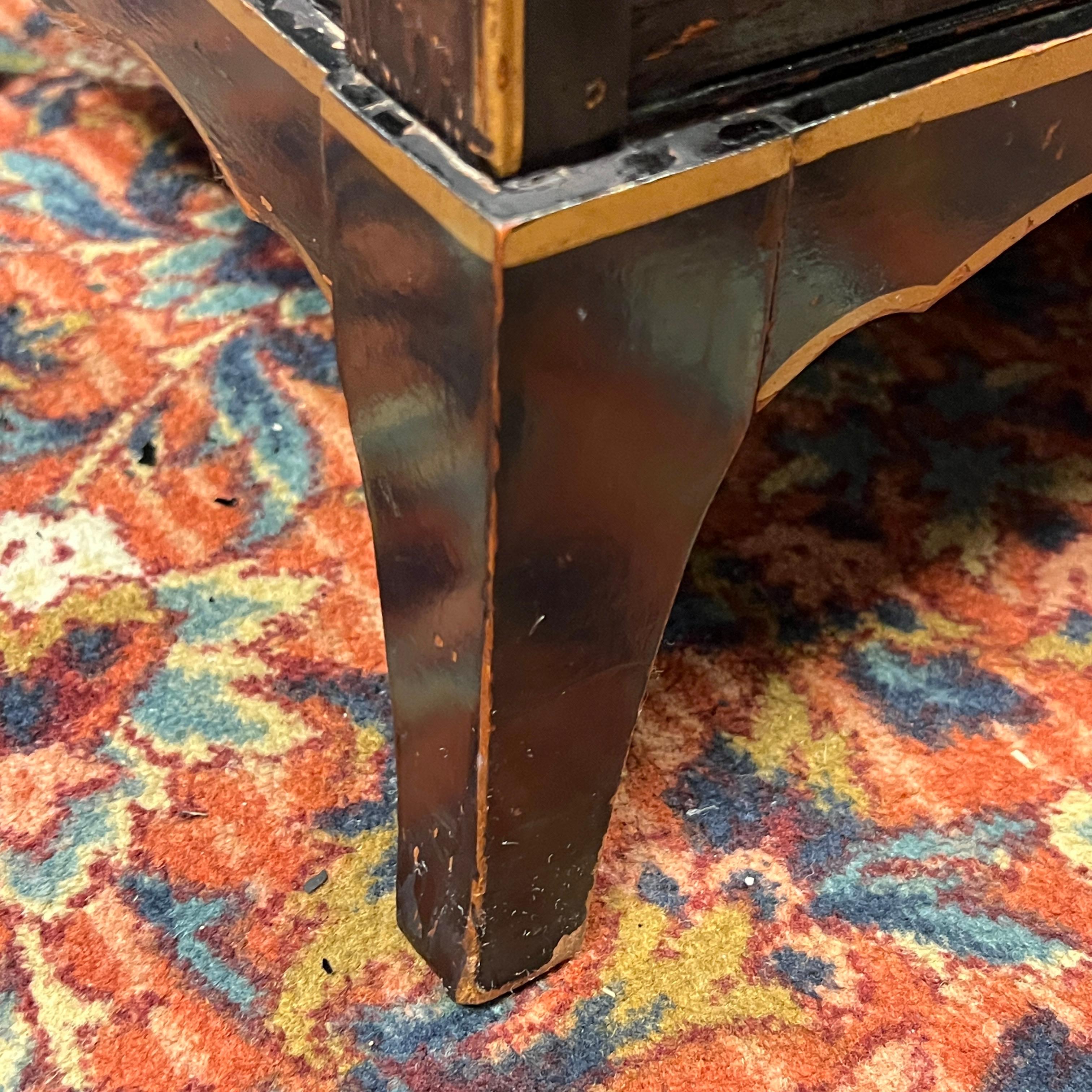 Coppia di cassettiere laccate nere in stile vittoriano Chinoiserie in vendita 2