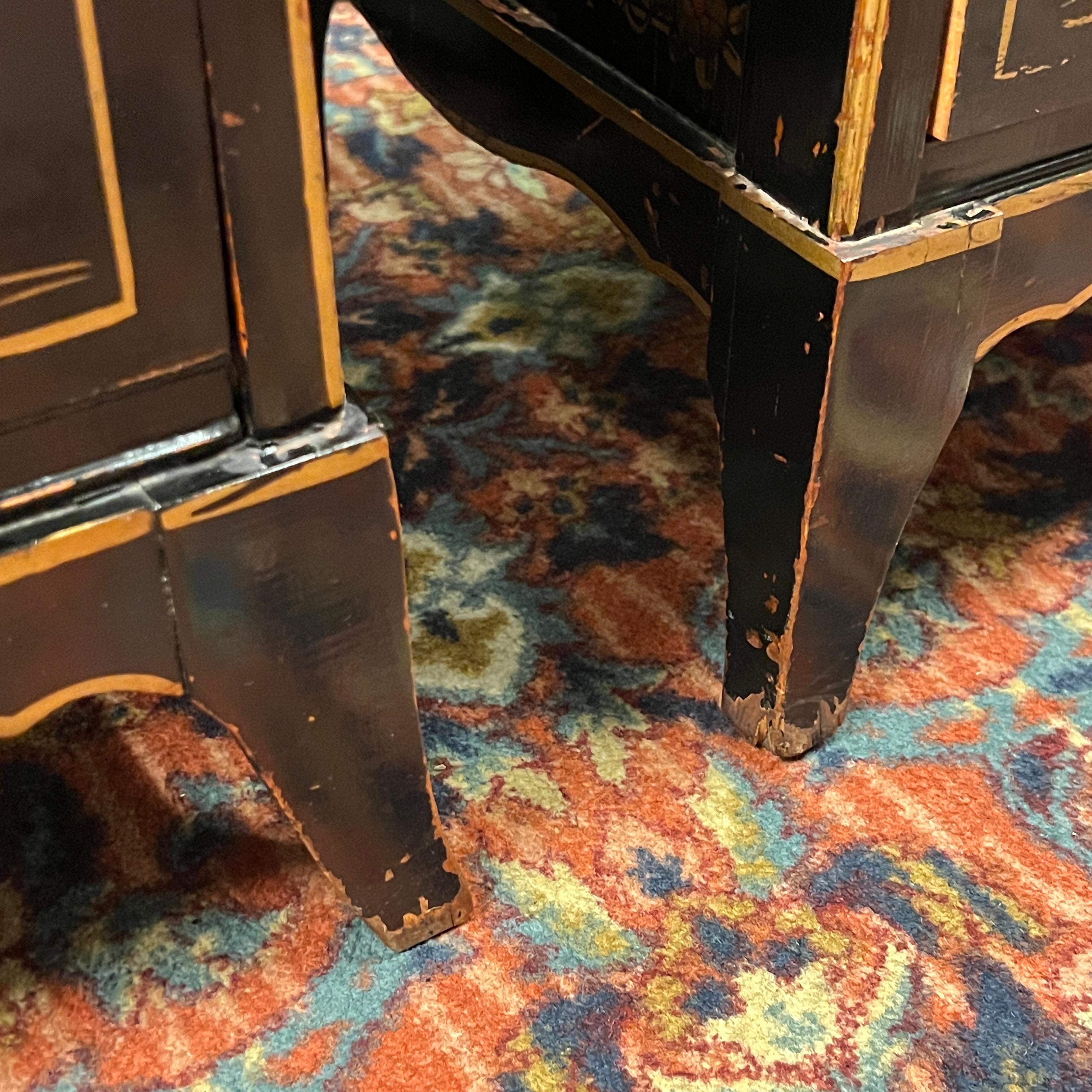 Coppia di cassettiere laccate nere in stile vittoriano Chinoiserie in vendita 3