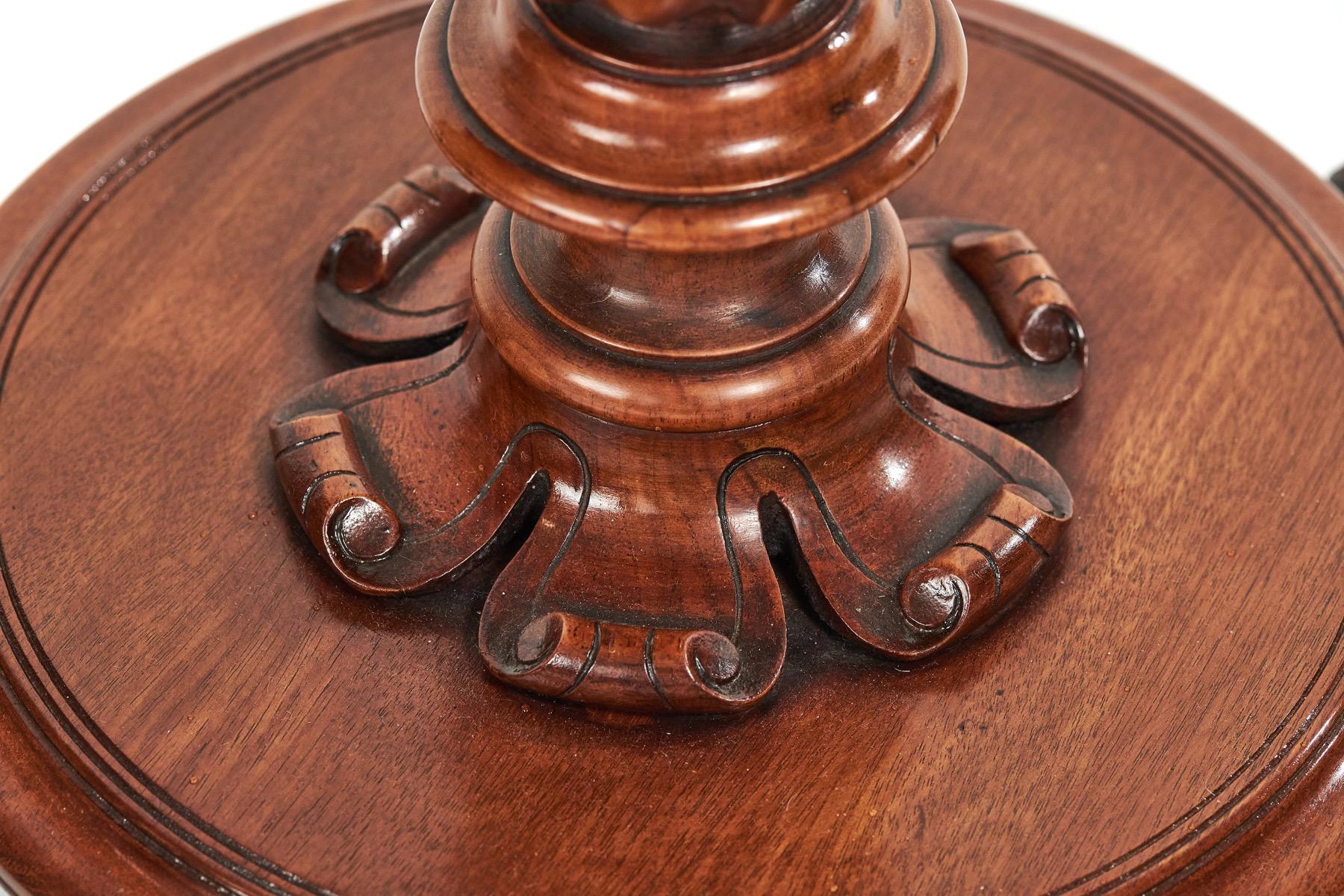 XIXe siècle Paire de tables de lampe victoriennes en noyer et sculptées en vente