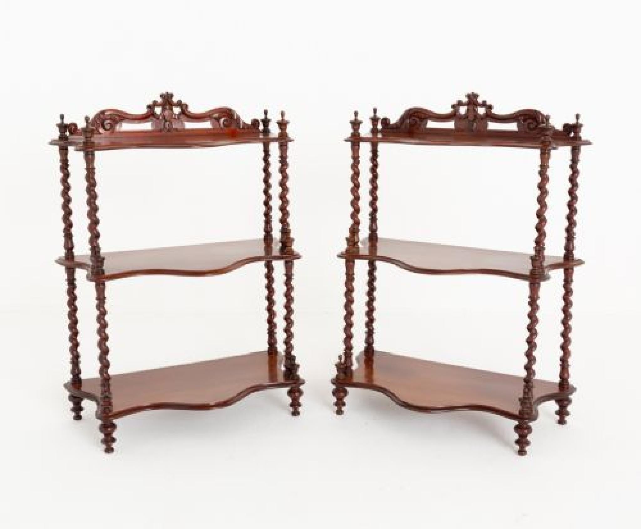 Coppia di scaffali vittoriani in mogano
Queste cose stanno in piedi su piedi sagomati
Circa 1870
Ciascuna cassetta è dotata di 3 ripiani sostenuti da montanti in legno d'orzo e torniti.
I ripiani superiori sono caratterizzati da terminali torniti e