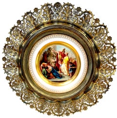 Paire d'assiettes en porcelaine « Vienne mythologique » dans des cadres romains en bronze doré ajouré