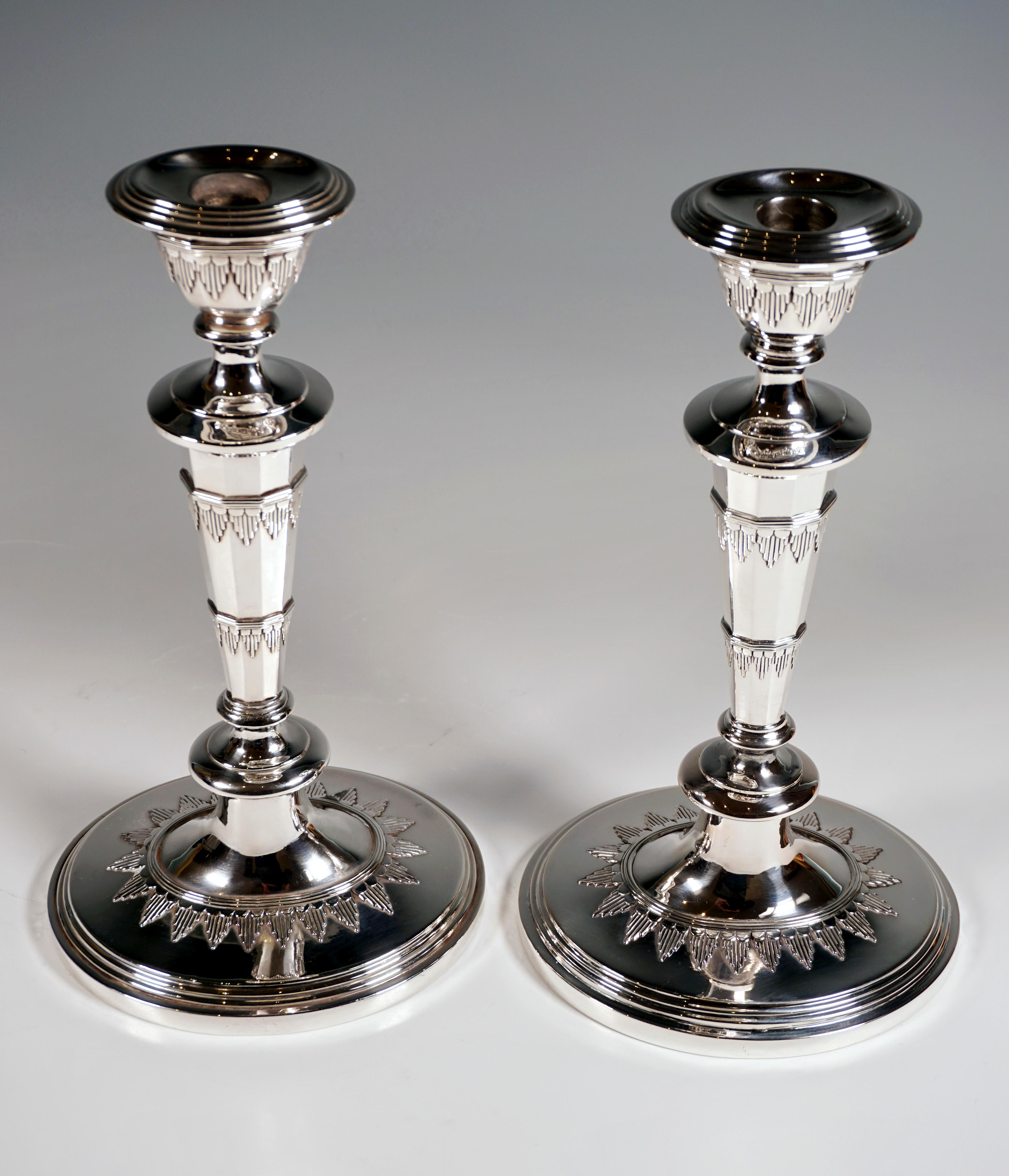 Pair of elegant silver candlesticks on a sweeping, oval base with stepped frame, at the foot of the shaft circumferential, corrugated zigzag band, foot pulled up in the middle and converging to a beaded ring with adjoining groove, conically
