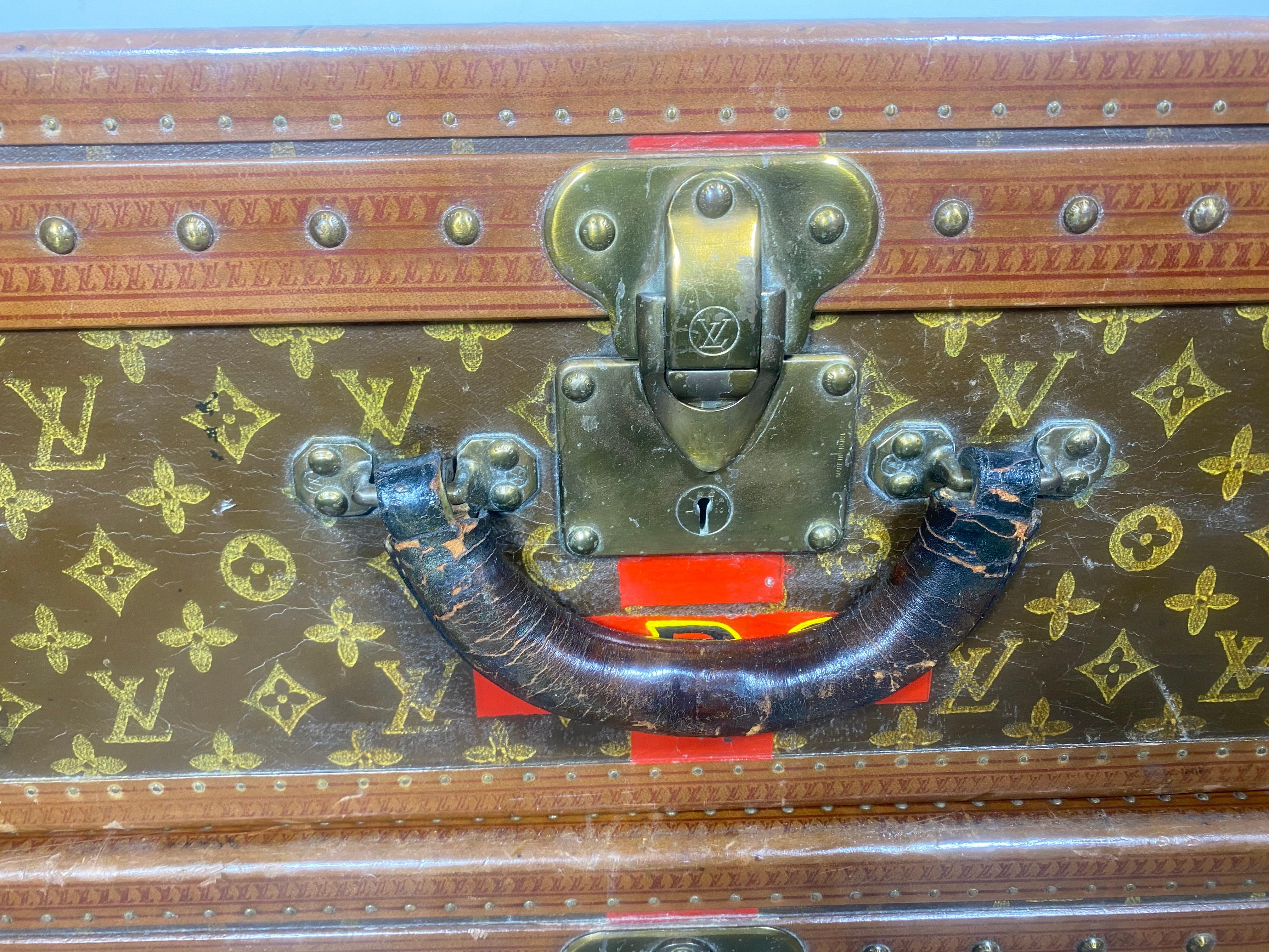 Laiton Paire de bagages Louis Vuitton Alzer 80 et 70 monogrammes des années 1920 et 1930  en vente