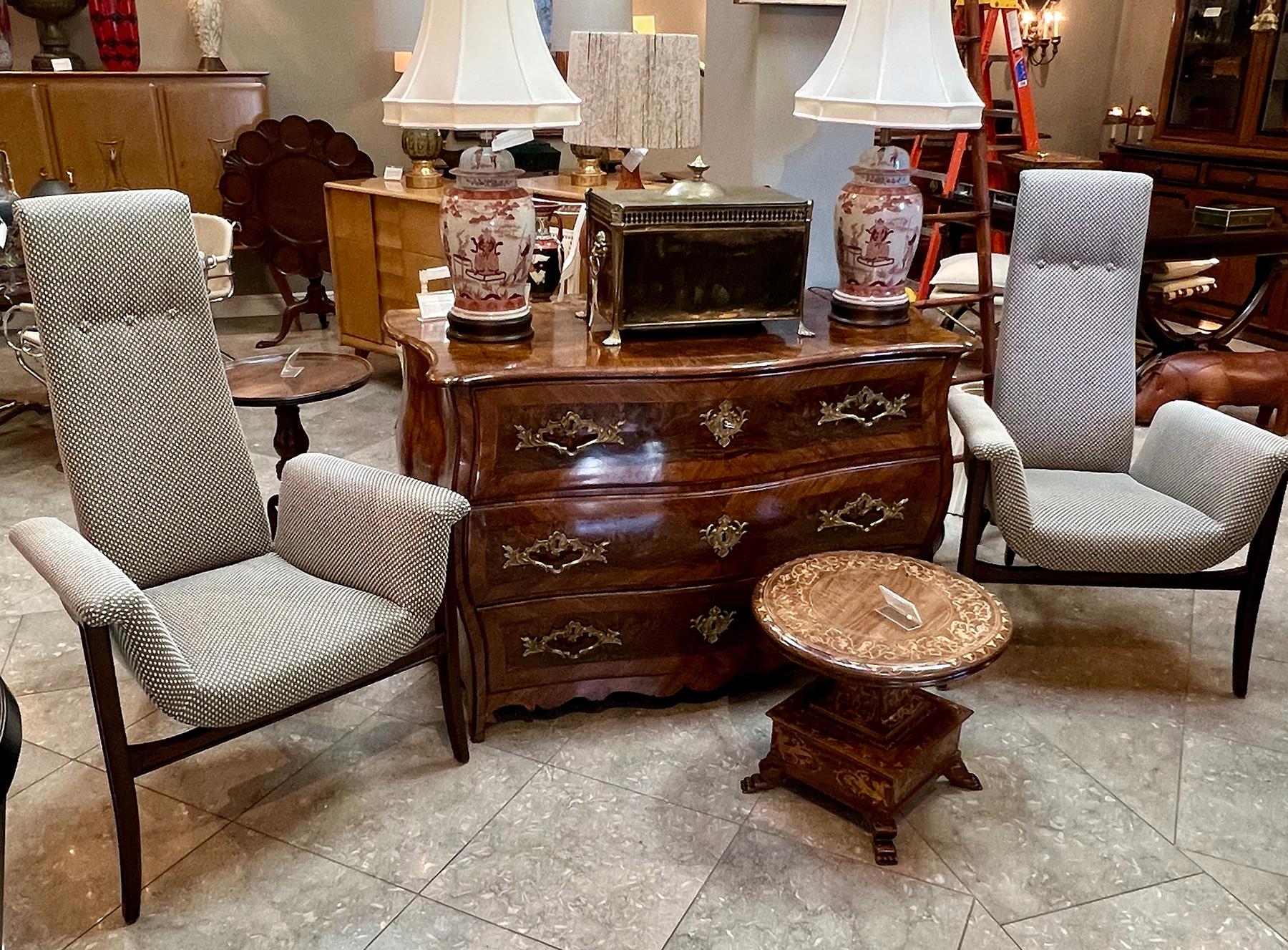 Paire de chaises longues tripodes vintage des années 1960 avec bras évasés en vente 3