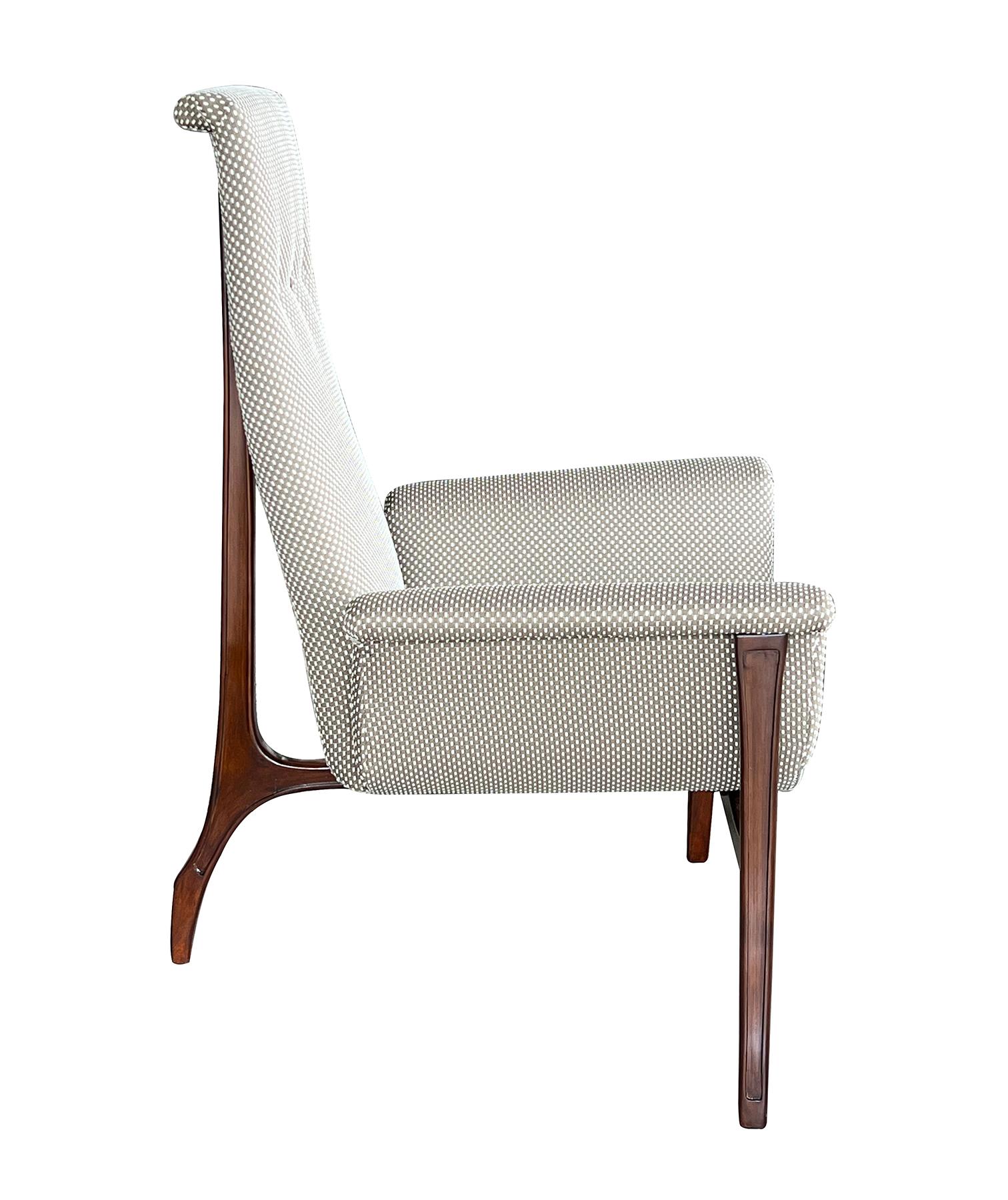 une grande et fantastique paire de fauteuils sculpturaux, chacun avec un haut dossier au-dessus d'un siège baquet flanqué d'accoudoirs à enroulement ; reposant sur des supports en noyer évasés avec un seul support en forme de triangle au verso