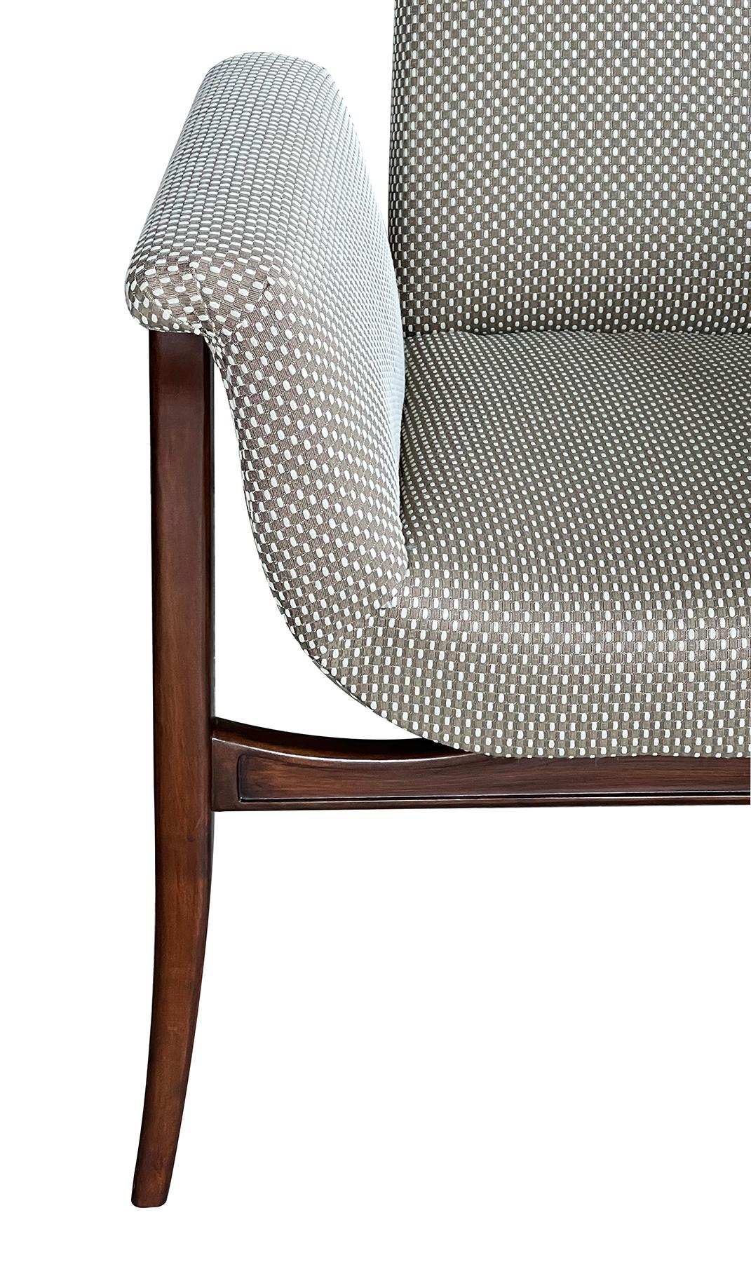 Noyer Paire de chaises longues tripodes vintage des années 1960 avec bras évasés en vente