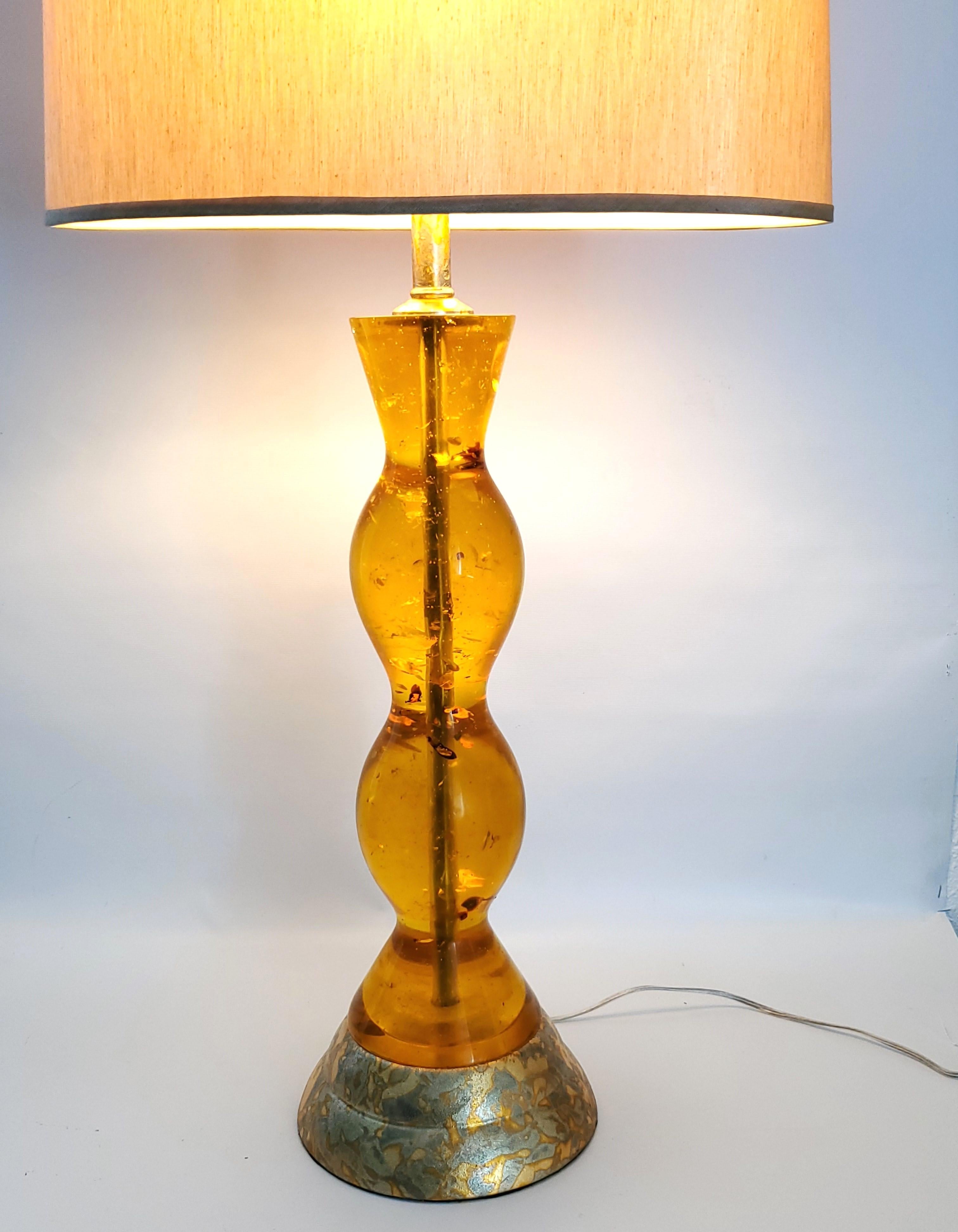Pair Vintage Amber Colored Lucite Table Lamps with Gold Leaf Bases and Finials For Sale 4
