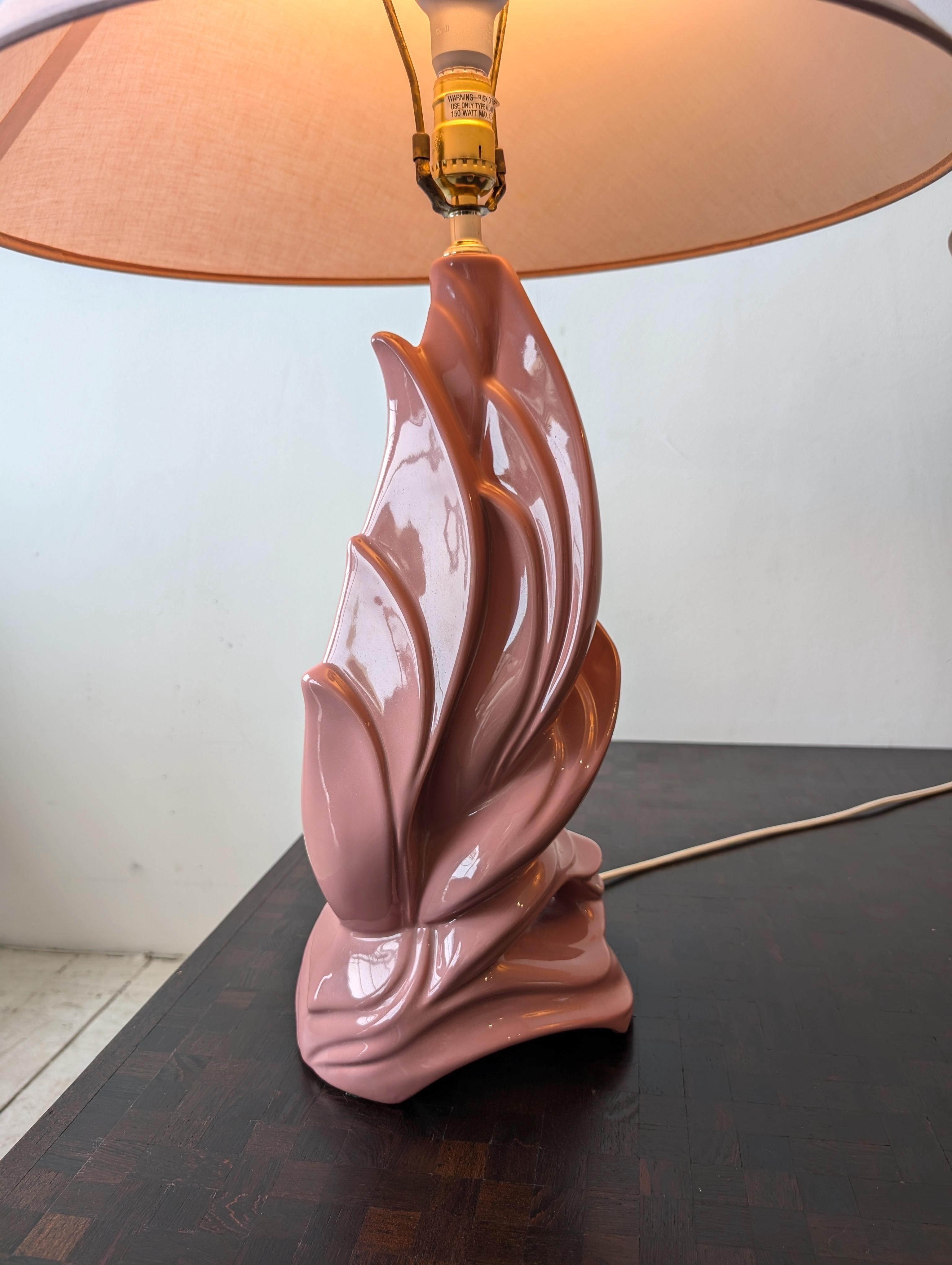 Paire de lampes abstraites oiseaux/flammes en céramique rose mauve de style néo-déco américain vintage en vente 5