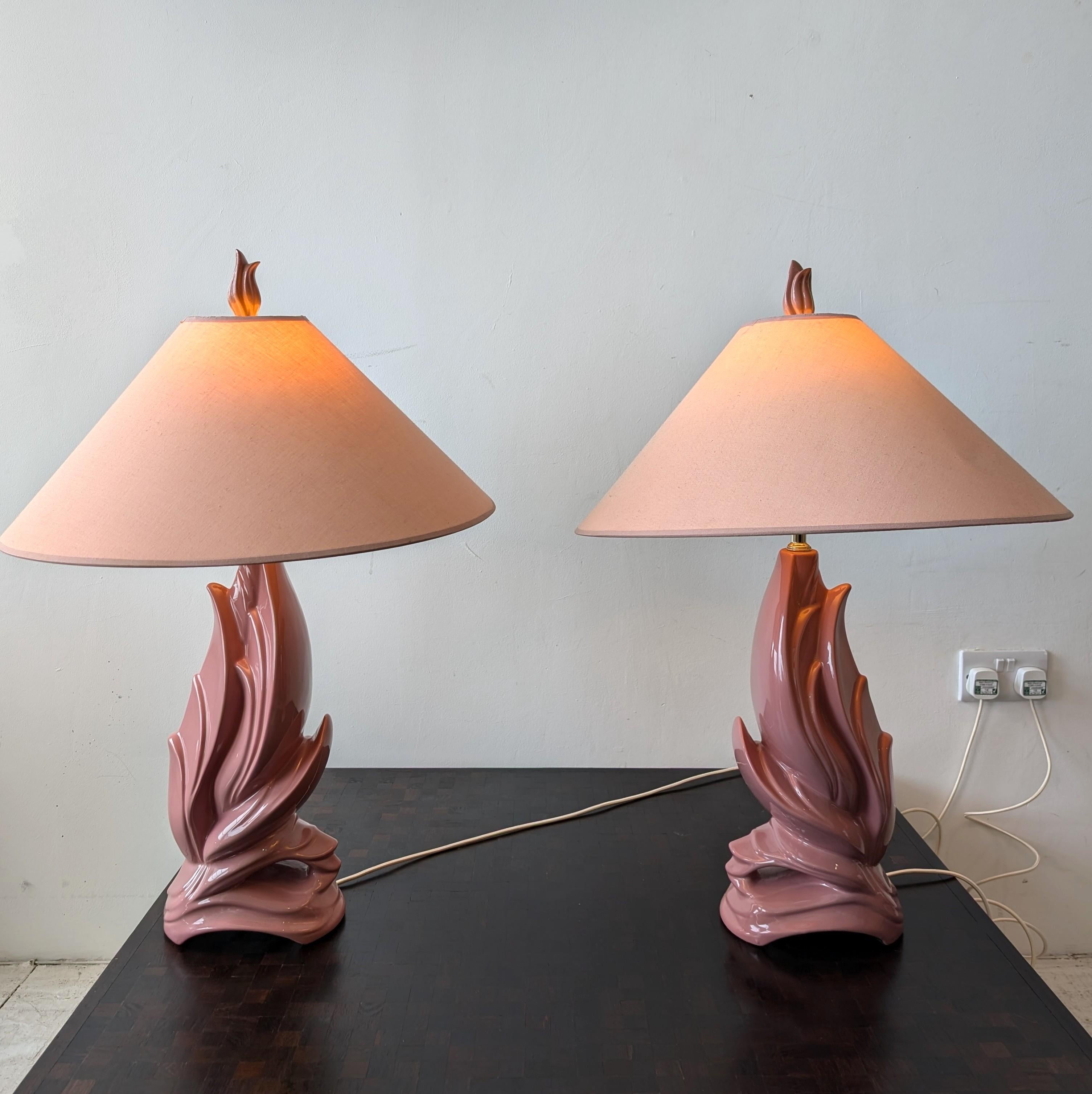 Paire de lampes flamme / oiseau abstrait en céramique rose mauve. Ombres d'origine rose pâle, avec fleurons roses. États-Unis 1980. Nouveau câblage avec cordon tressé. Les teintes sont légèrement tachées, mais elles sont encore