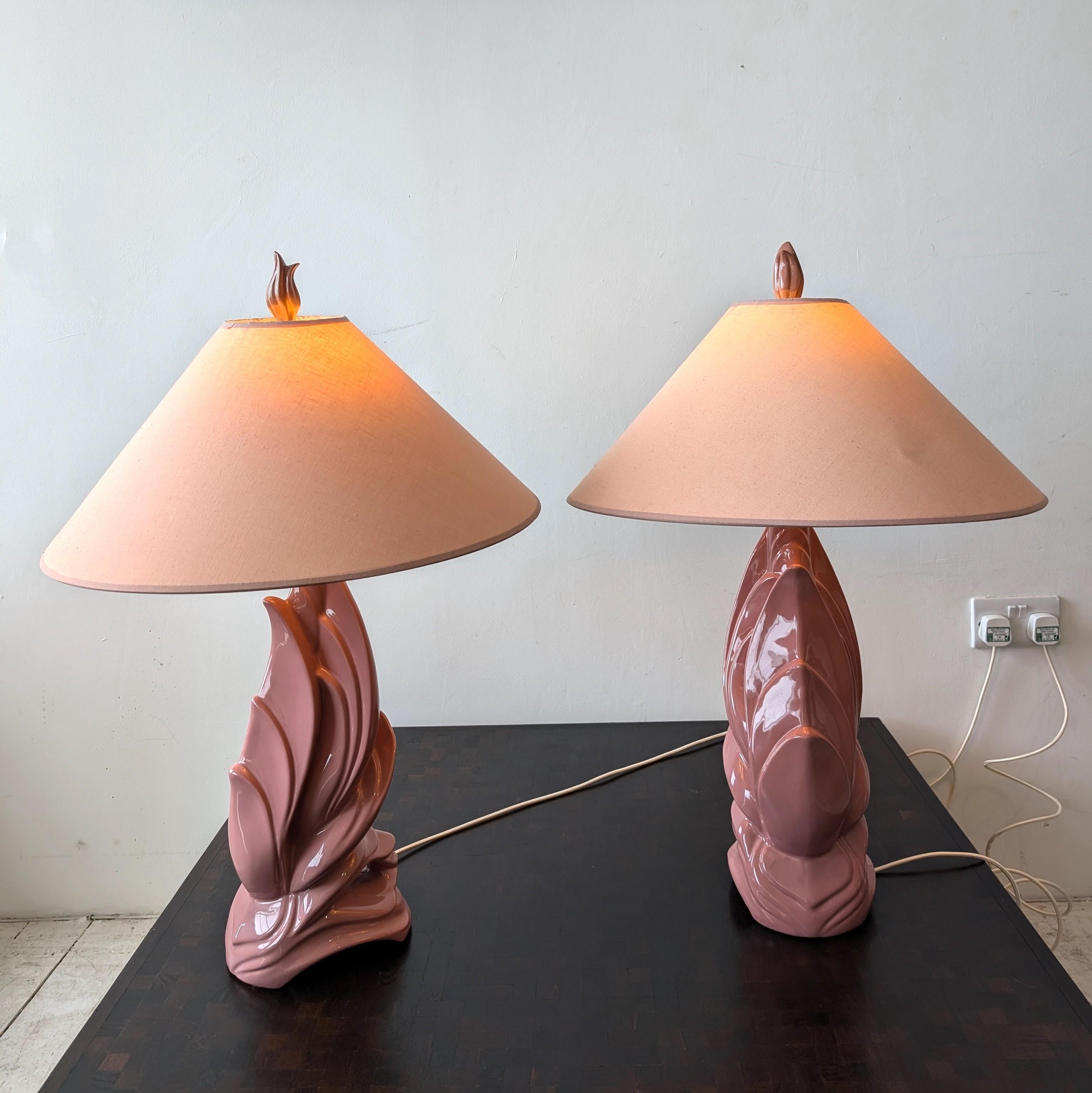 Mid-Century Modern Paire de lampes abstraites oiseaux/flammes en céramique rose mauve de style néo-déco américain vintage en vente