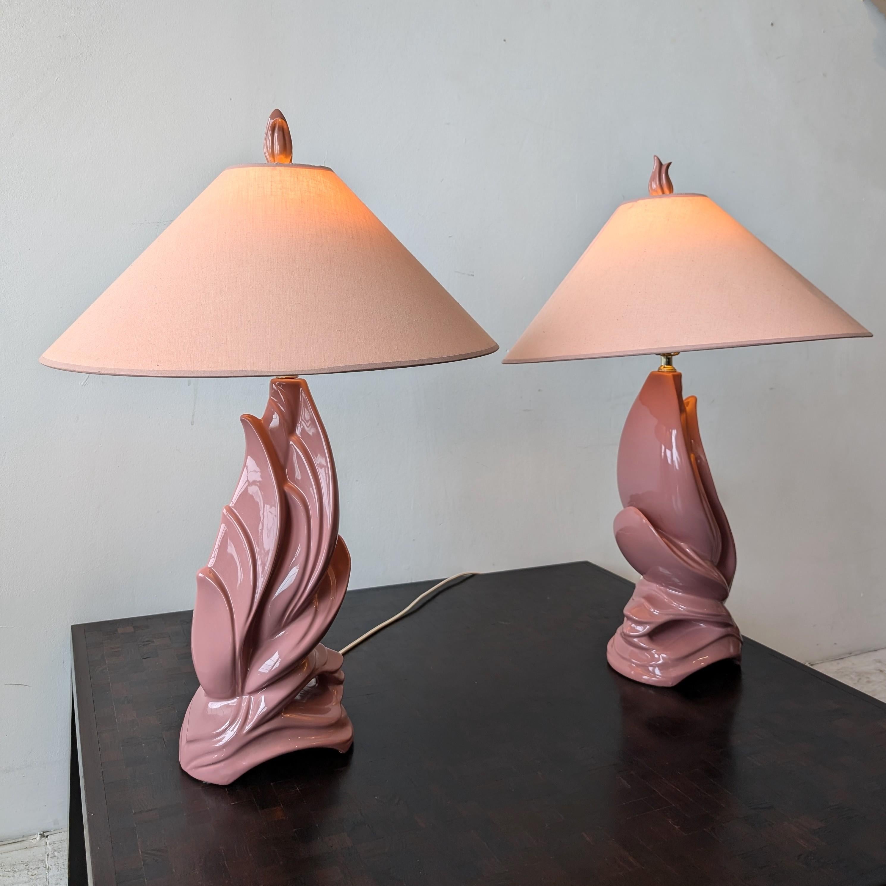 Américain Paire de lampes abstraites oiseaux/flammes en céramique rose mauve de style néo-déco américain vintage en vente
