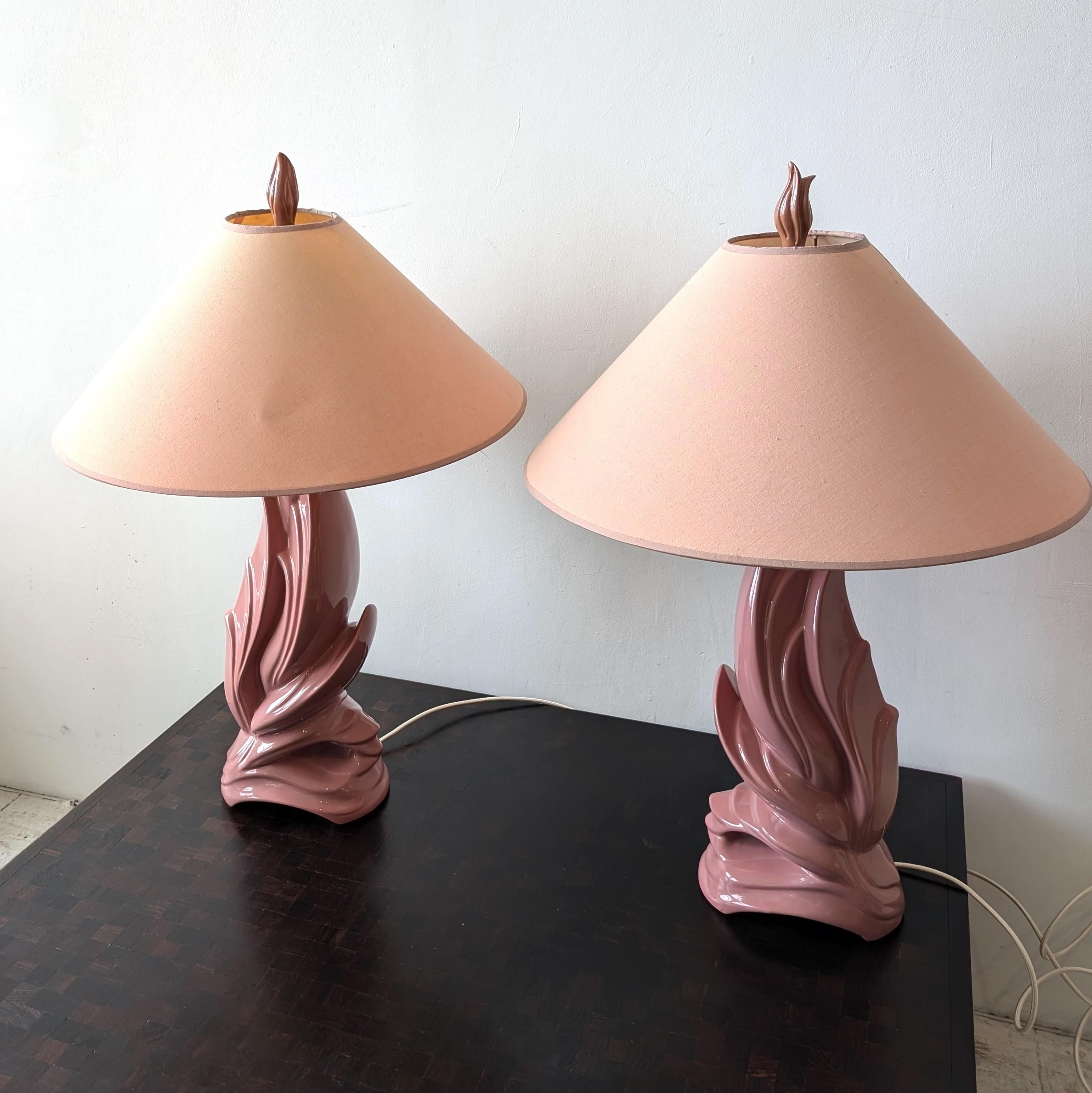 Paire de lampes abstraites oiseaux/flammes en céramique rose mauve de style néo-déco américain vintage Bon état - En vente à Hastings, GB