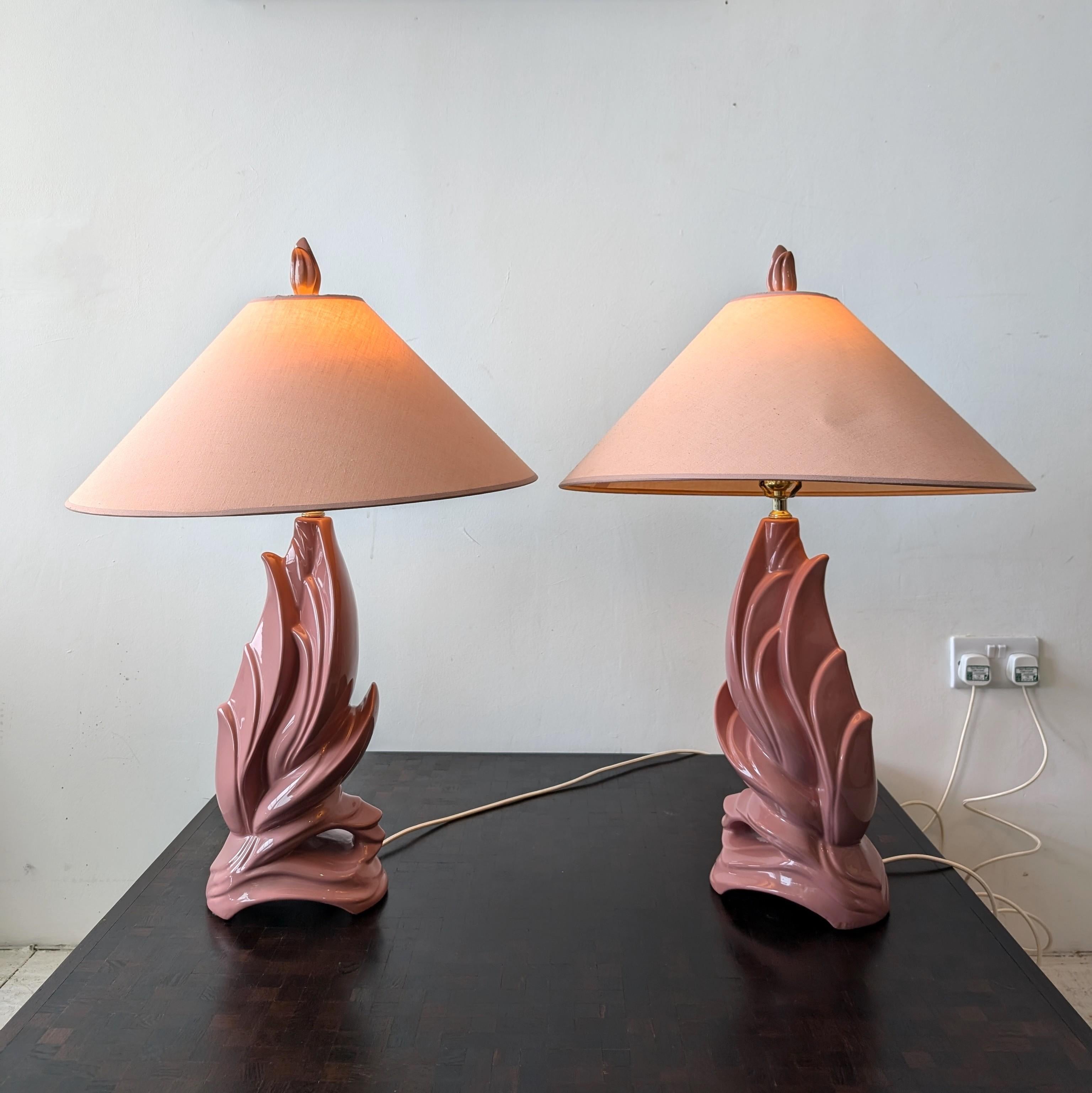 20ième siècle Paire de lampes abstraites oiseaux/flammes en céramique rose mauve de style néo-déco américain vintage en vente