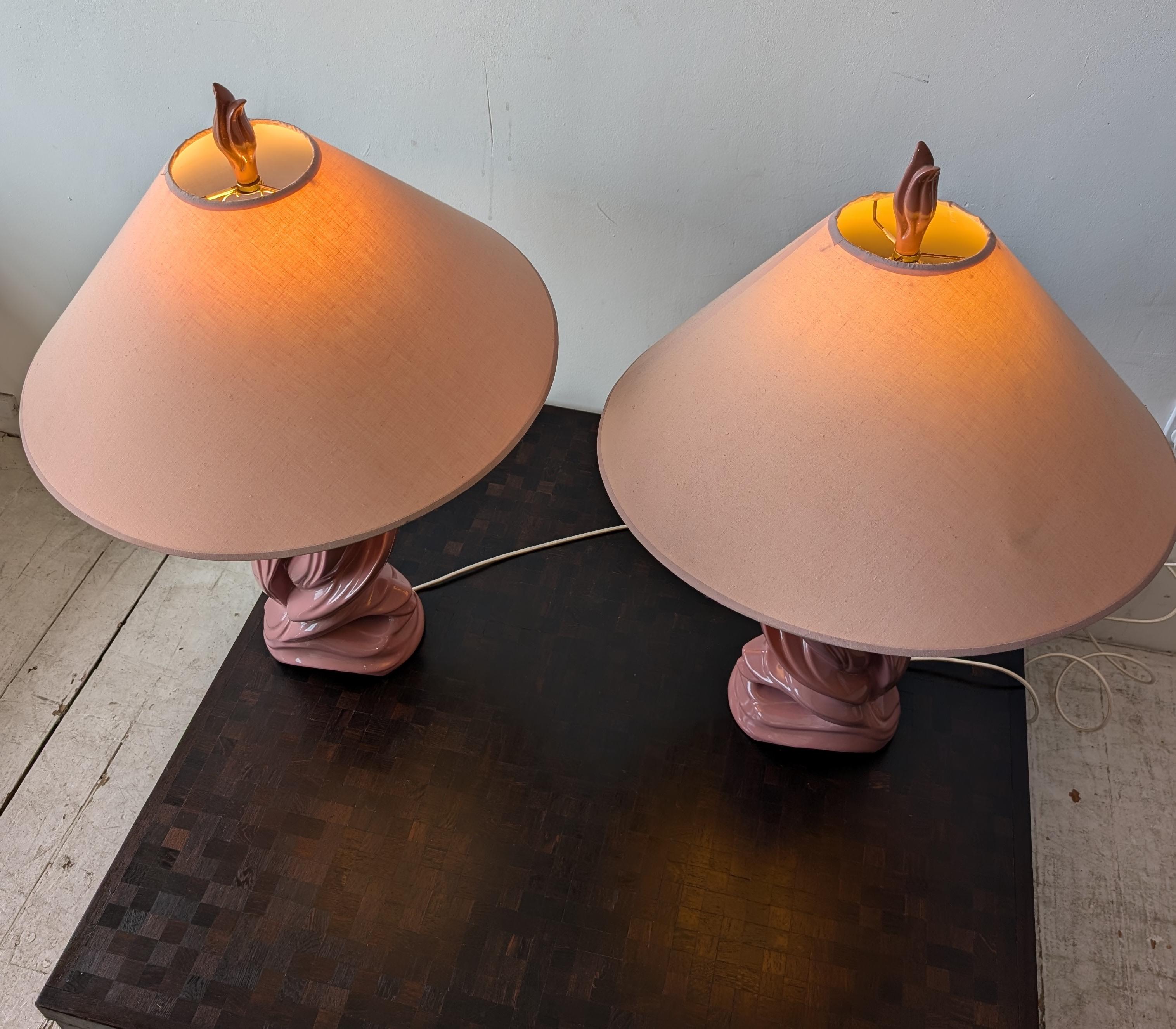 Céramique Paire de lampes abstraites oiseaux/flammes en céramique rose mauve de style néo-déco américain vintage en vente