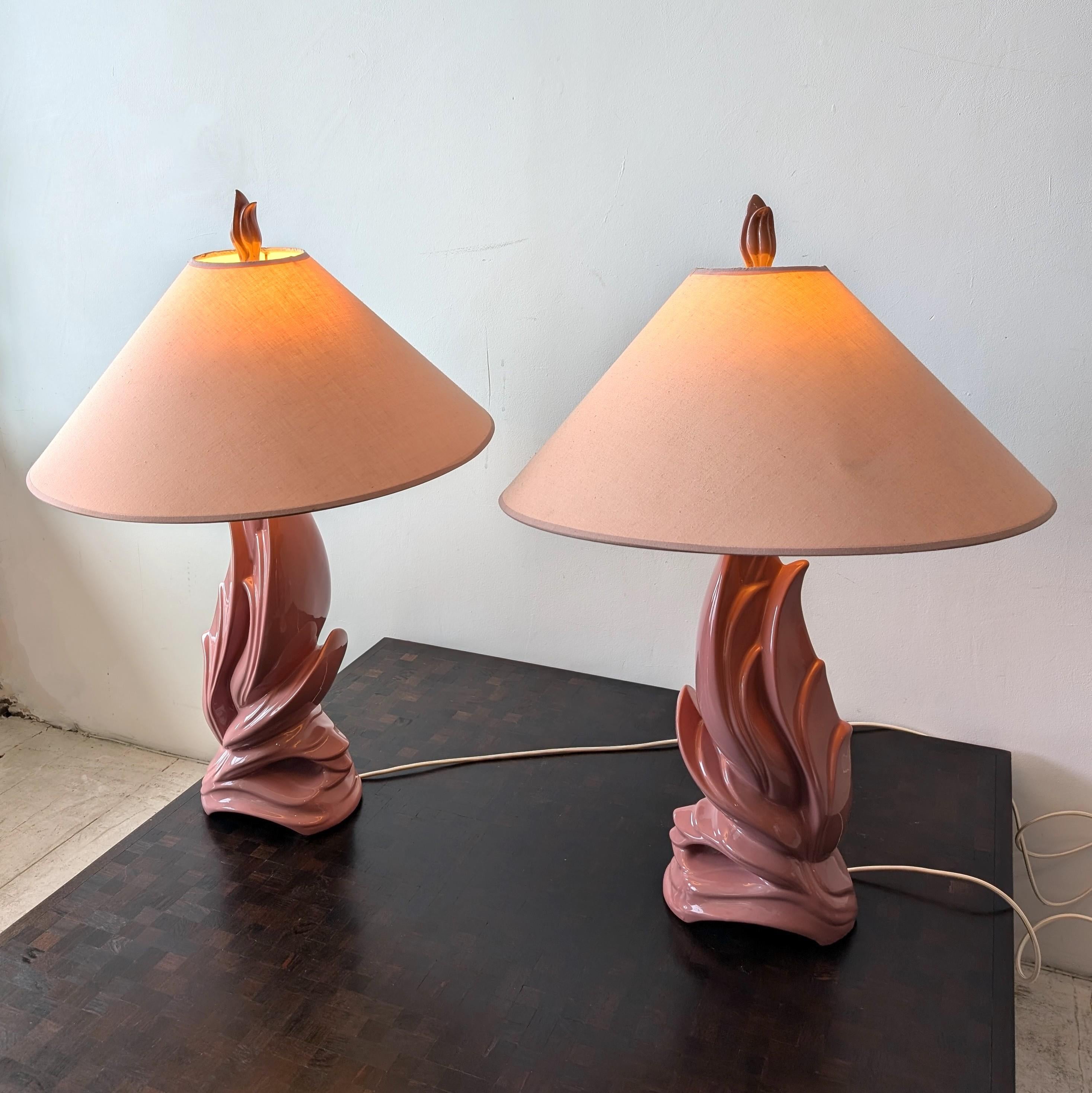 Paire de lampes abstraites oiseaux/flammes en céramique rose mauve de style néo-déco américain vintage en vente 1