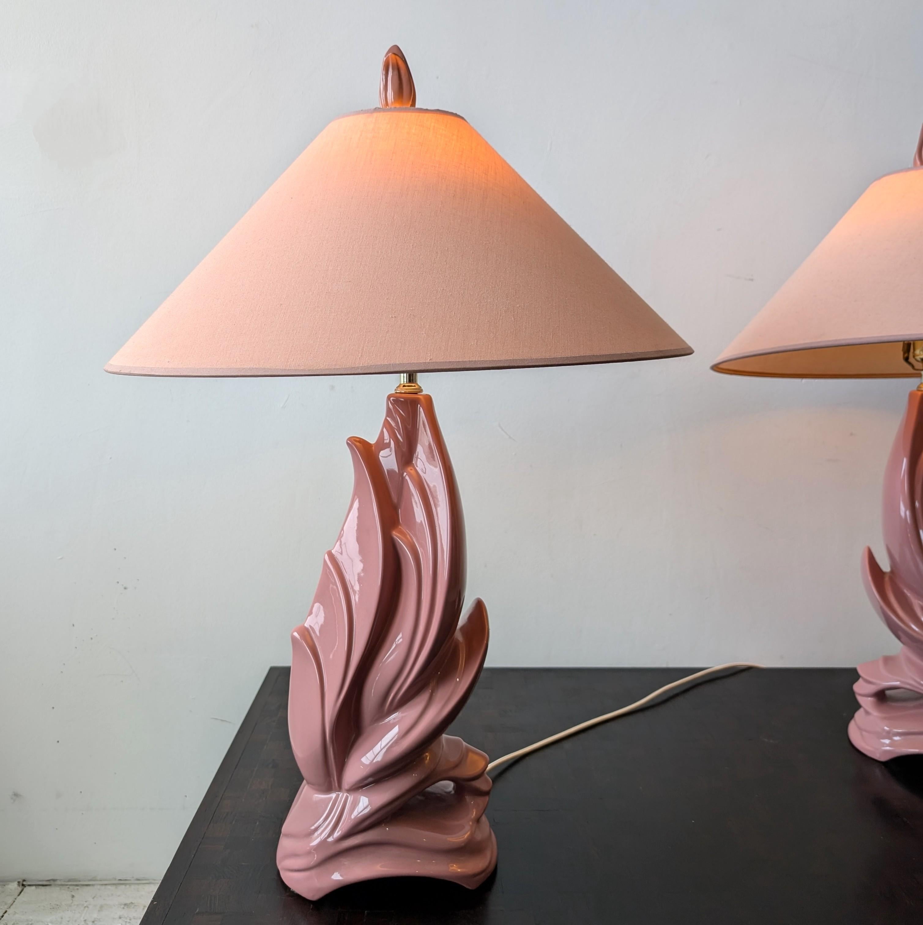 Paire de lampes abstraites oiseaux/flammes en céramique rose mauve de style néo-déco américain vintage en vente 2