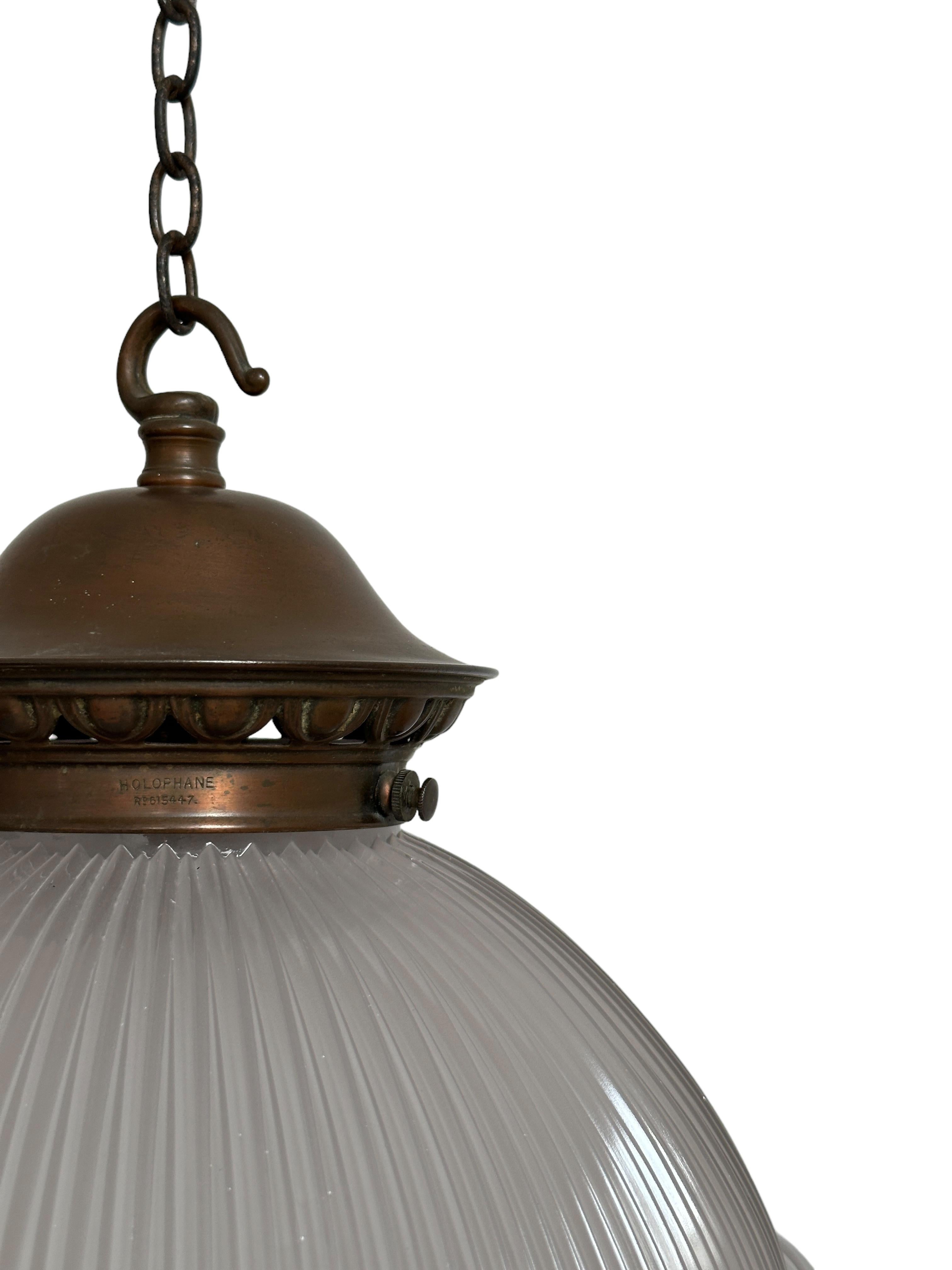- Una meravigliosa coppia di pendenti da soffitto in rame Holophane in due parti, Inghilterra, circa 1920. 
- Vetro prismatico tenuto insieme da quattro fermagli Holophane, gallerie di rame uncinate originali in condizioni eccezionali per la loro