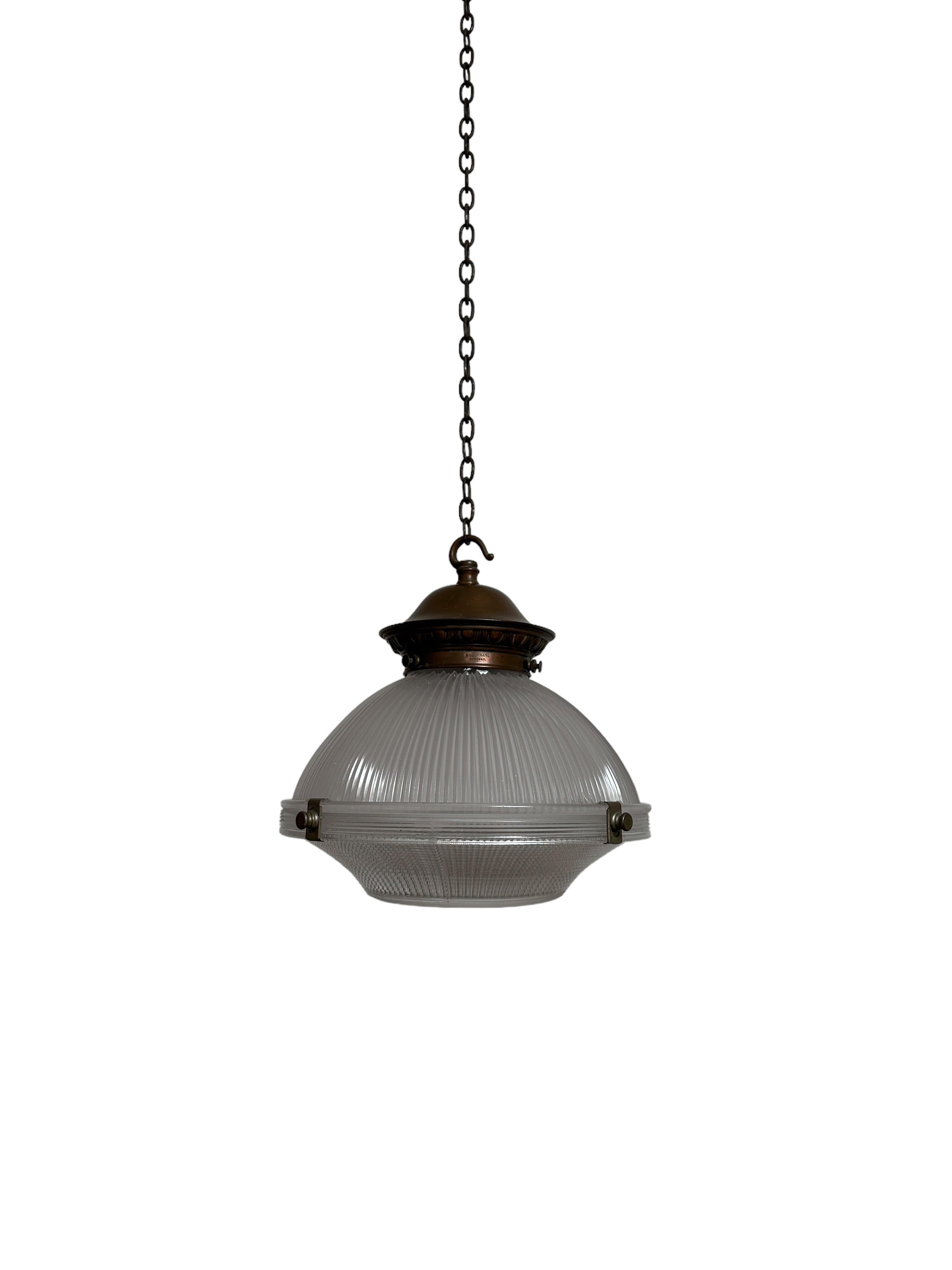 Britannico Coppia di pendenti da soffitto vintage antichi in due parti di rame e vetro Holophane in vendita