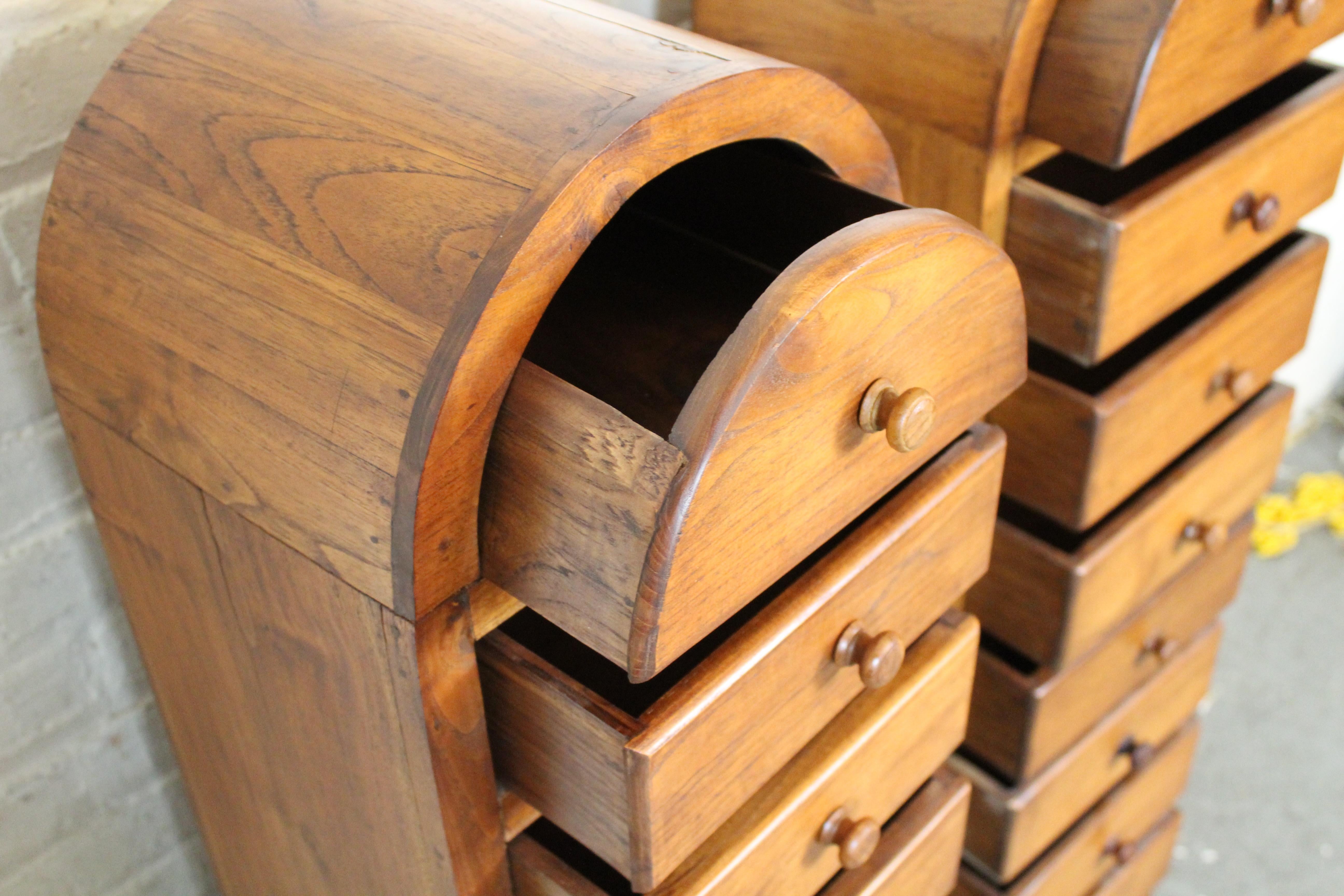 Coppia di cassapanche per lingerie in teak ad arco d'epoca in vendita 3
