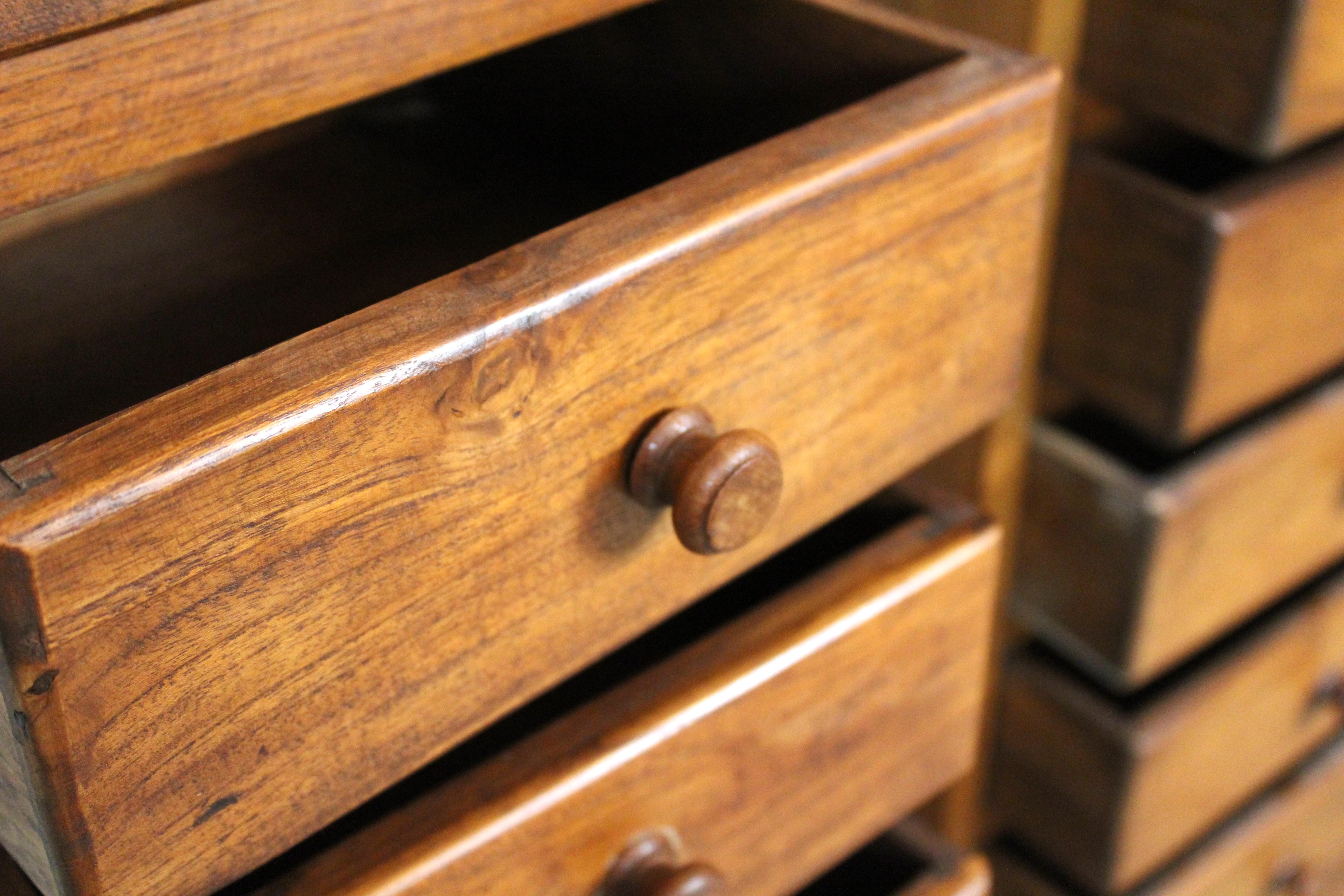 Coppia di cassapanche per lingerie in teak ad arco d'epoca in vendita 4