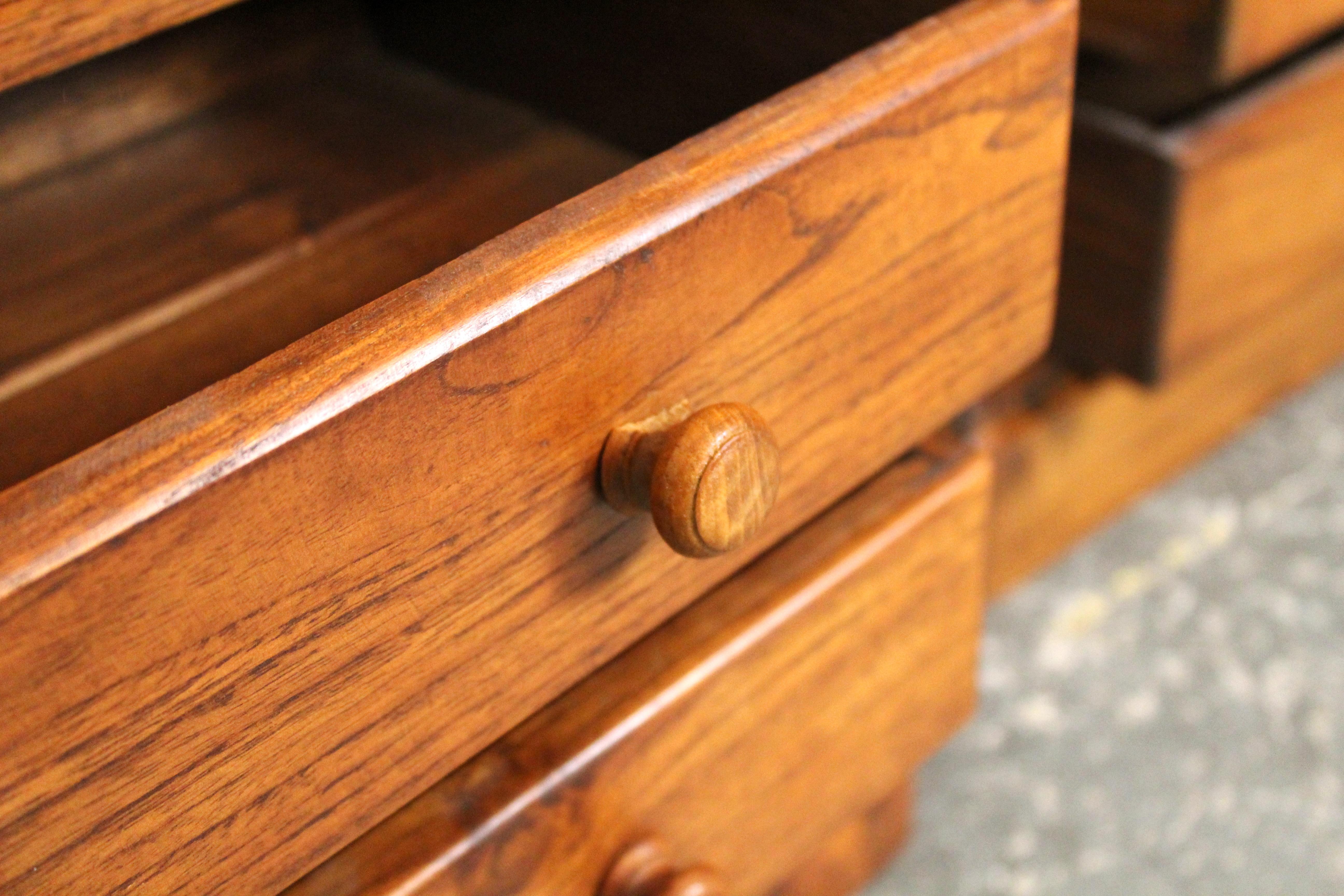 Coppia di cassapanche per lingerie in teak ad arco d'epoca in vendita 5