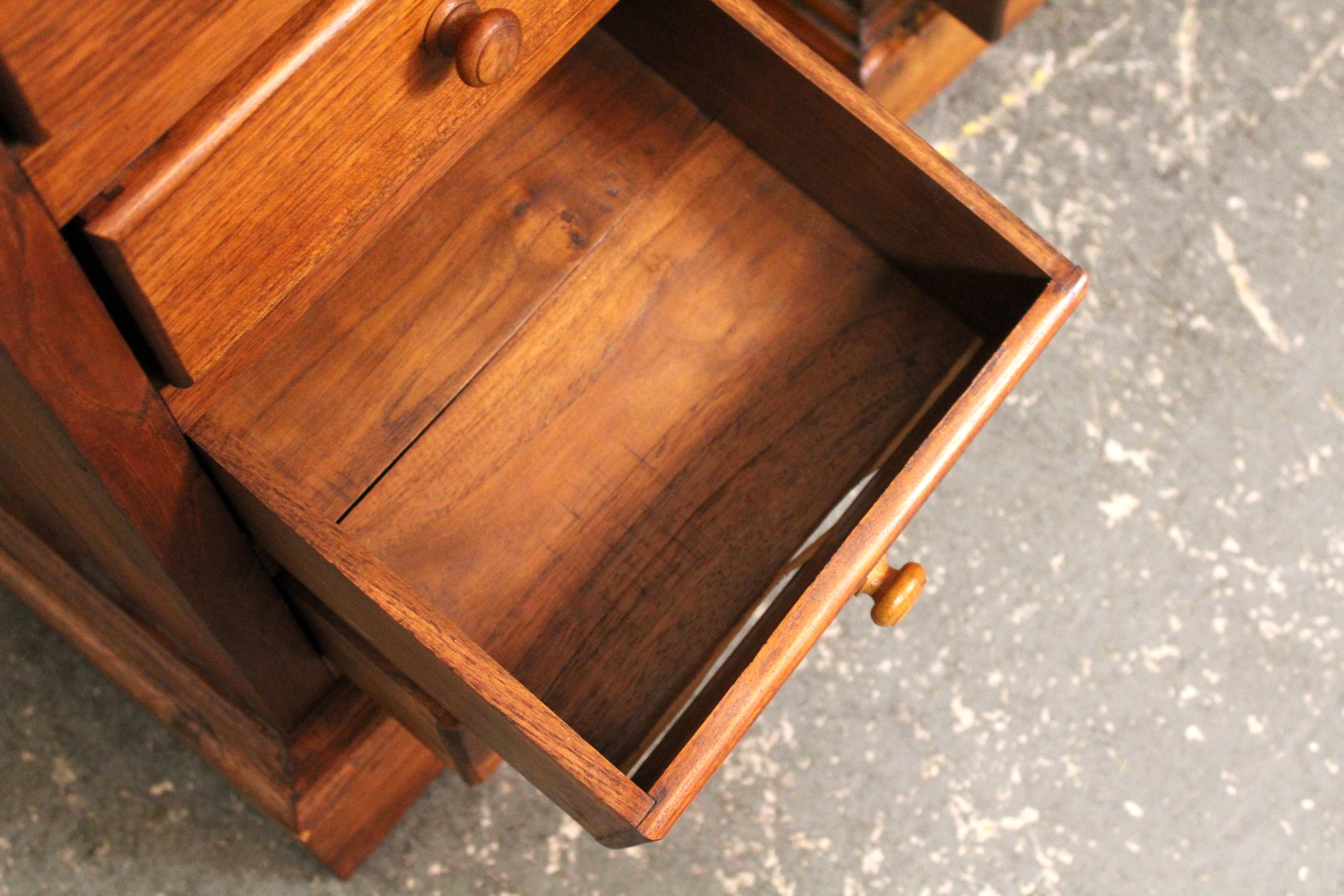 Coppia di cassapanche per lingerie in teak ad arco d'epoca in vendita 6