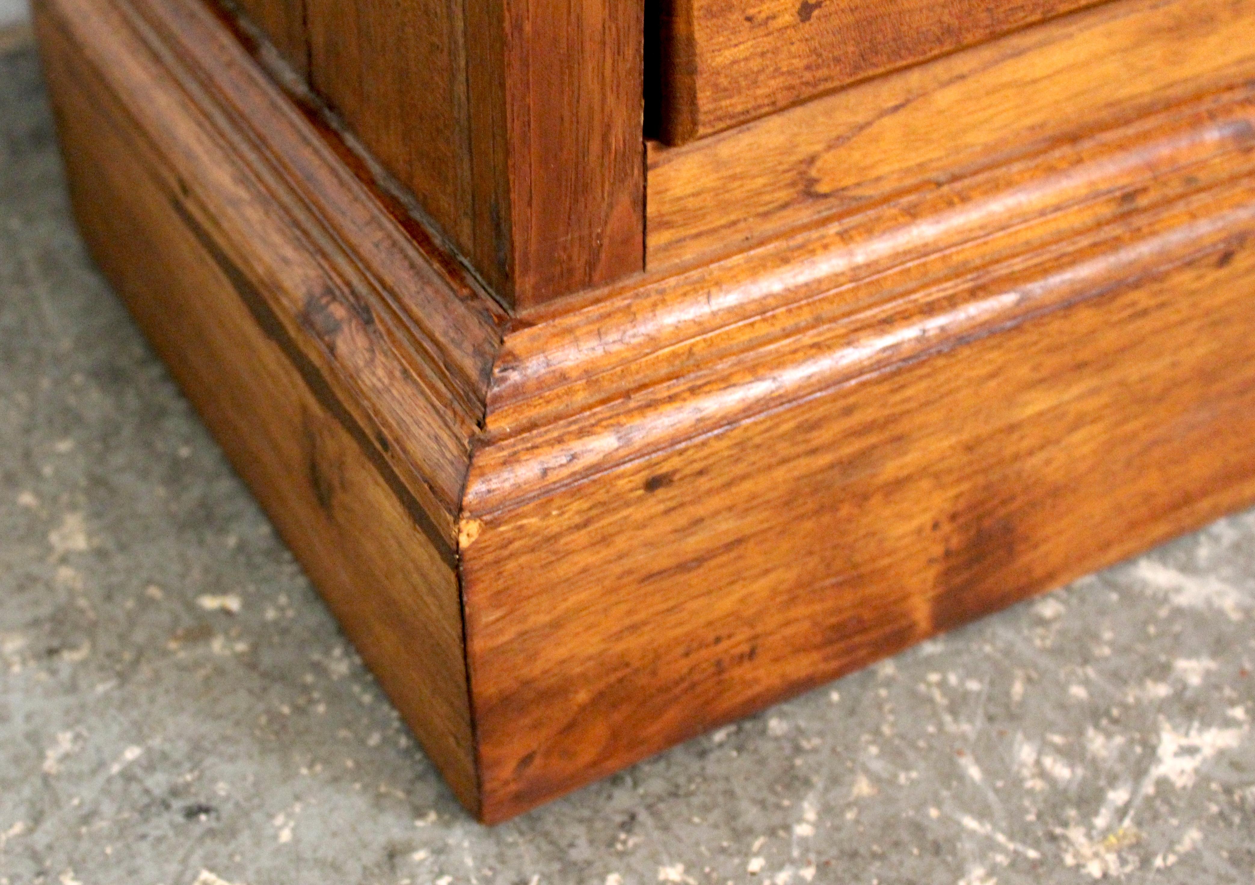 Coppia di cassapanche per lingerie in teak ad arco d'epoca in vendita 7