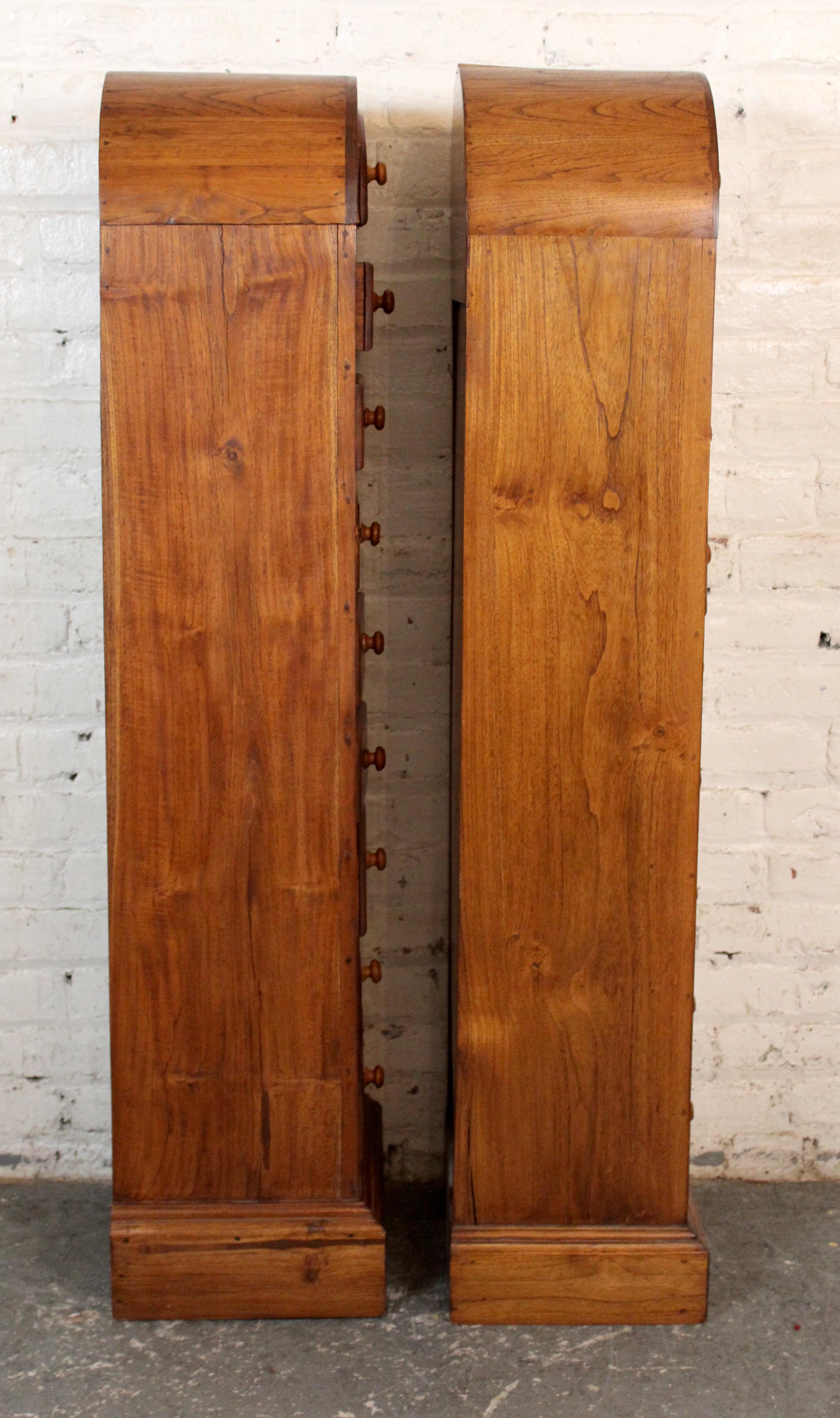 Mid-Century moderno Coppia di cassapanche per lingerie in teak ad arco d'epoca in vendita