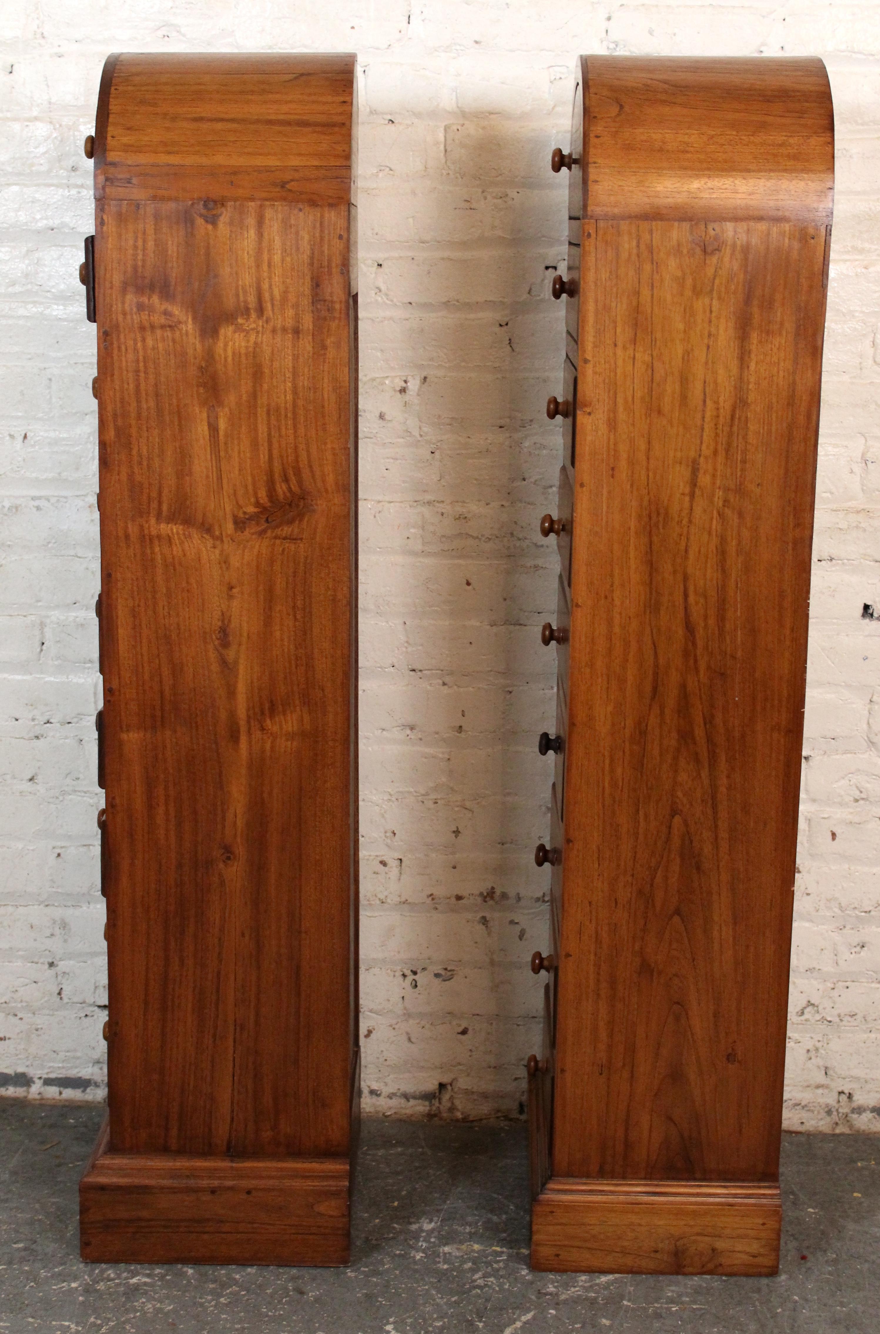 Coppia di cassapanche per lingerie in teak ad arco d'epoca In condizioni buone in vendita a Brooklyn, NY