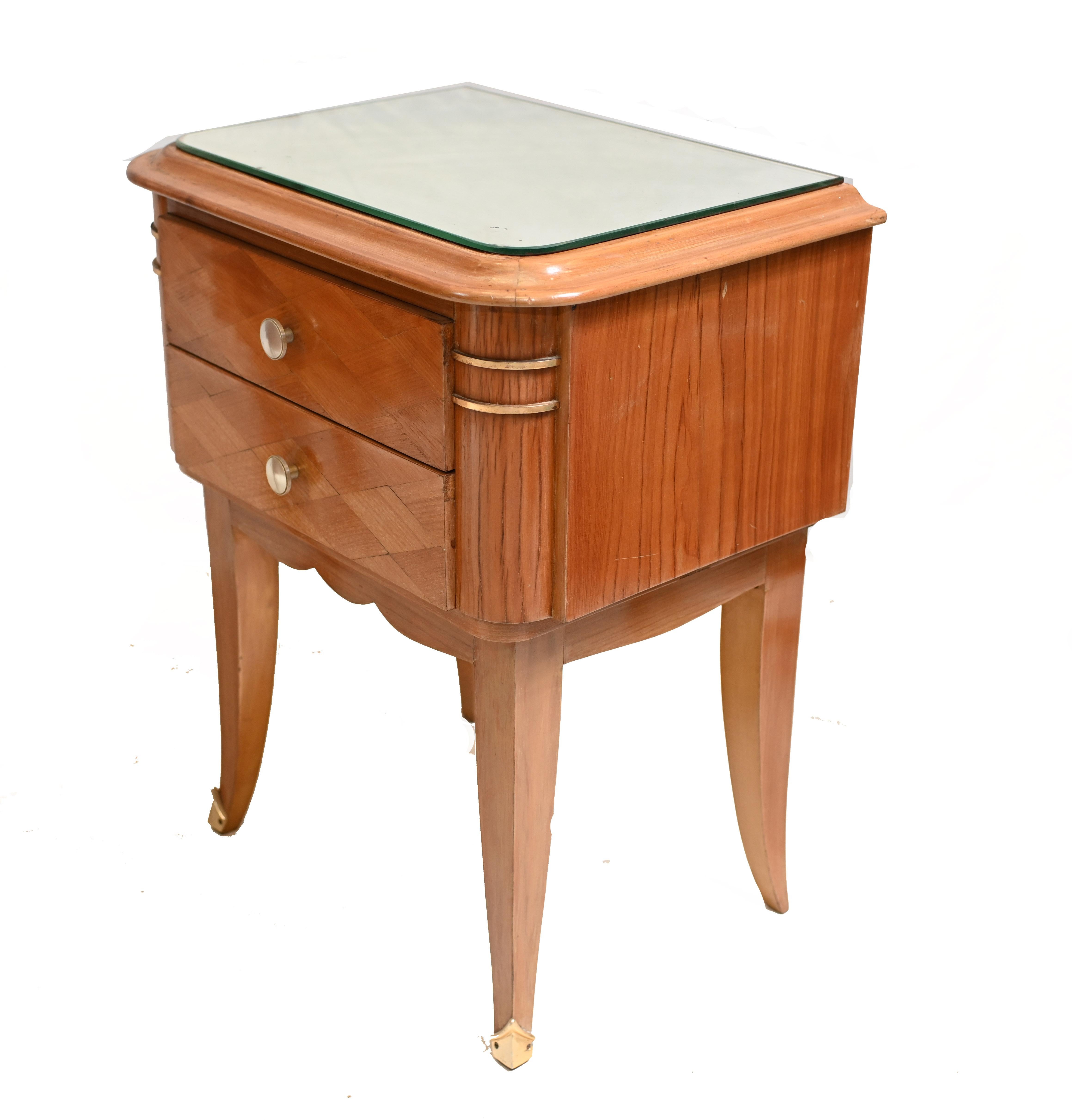 Pair of art deco bedside cabinets with plate glass tops in satinwood with brass appliques.
Circa 1930 
Lovely pair of vintage deco roaring twenties nightstands.
Offered in great shape ready for home use right away.


 