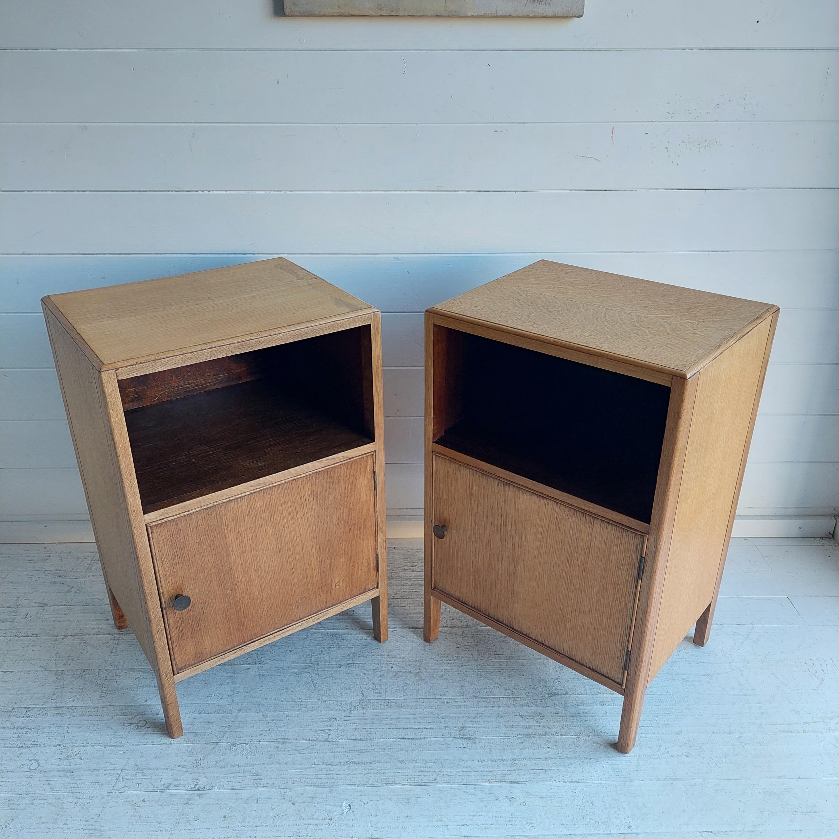 A pair of stylish vintage bedside cabinets.
British Modern Design - A pair of mid 20th century circa 1940/50s post-war Utility furniture.
In the style Heal & Sons post war utility design.
Gorgeous  oak Chest nightstands from the utility furniture