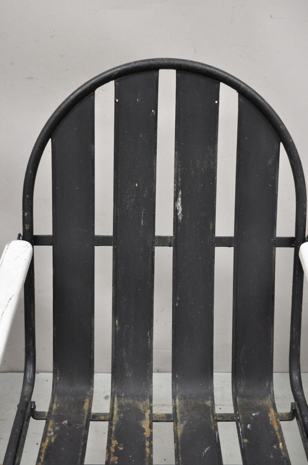 Paar Vintage Art-Déco-Terrassenstühle aus schwarzem und weißem Stahl mit Metalllatten (20. Jahrhundert) im Angebot