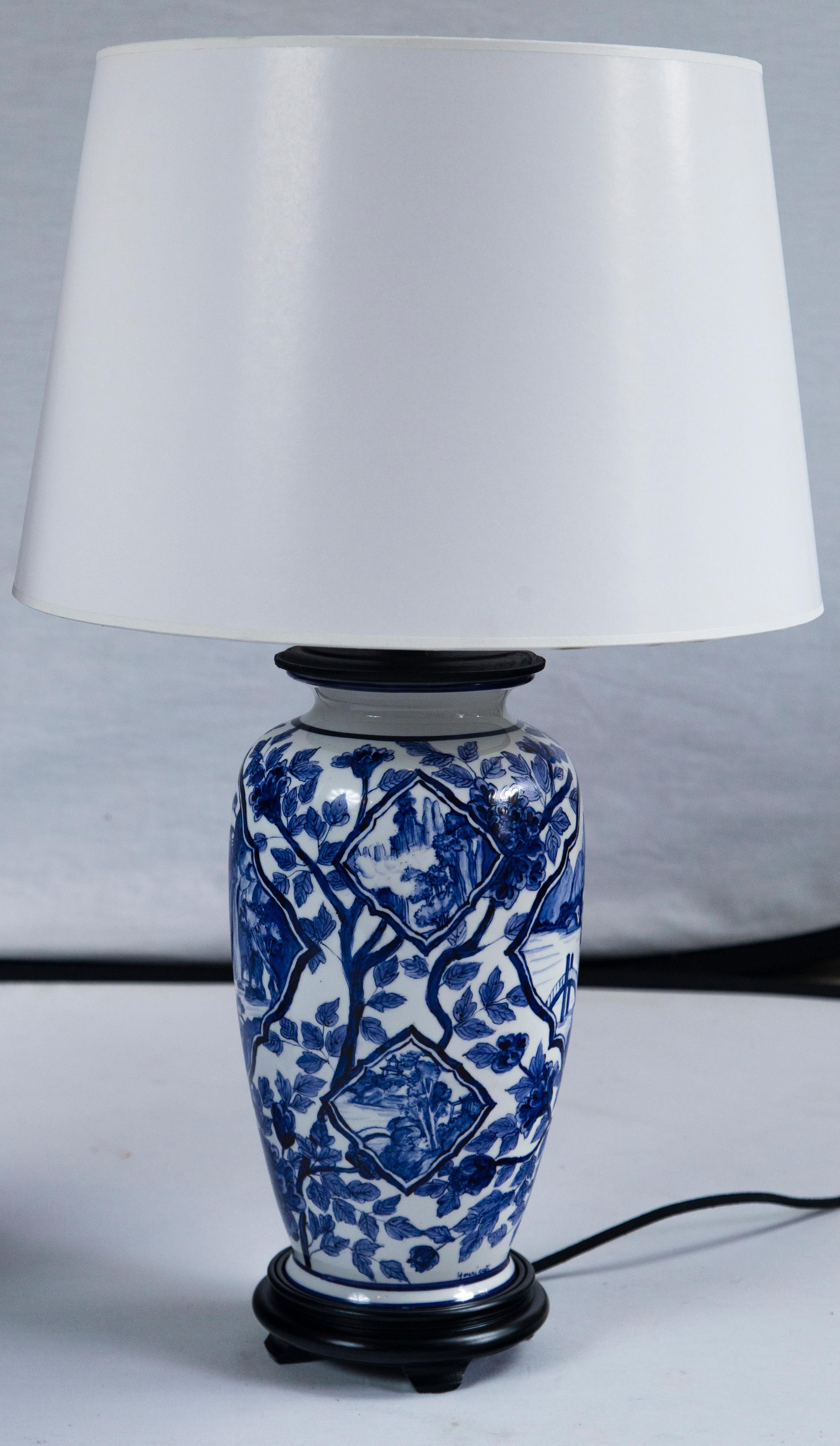 Paire de lampes asiatiques vintage en céramique, 20e siècle. Motif floral bleu et blanc avec des motifs de paysage. Câblage et montage neufs.