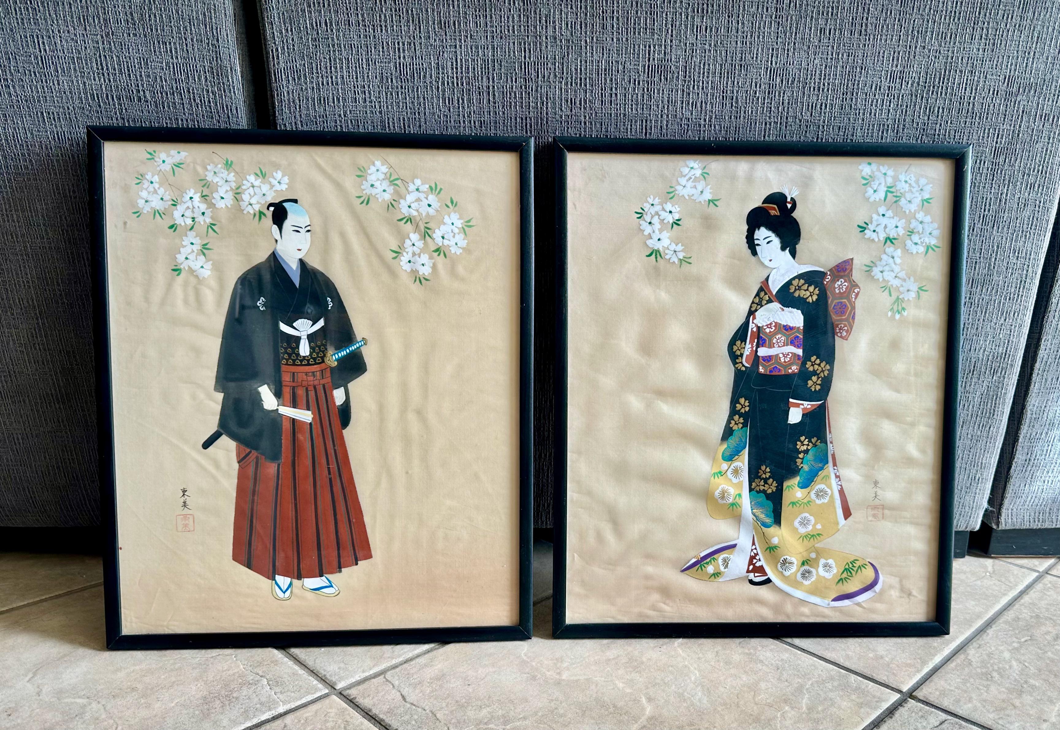 Coppia di dipinti giapponesi d'epoca su seta, con un samurai e una geisha o cortigiana.  Ciascuna con iscrizione calligrafica e sigillo rosso. 