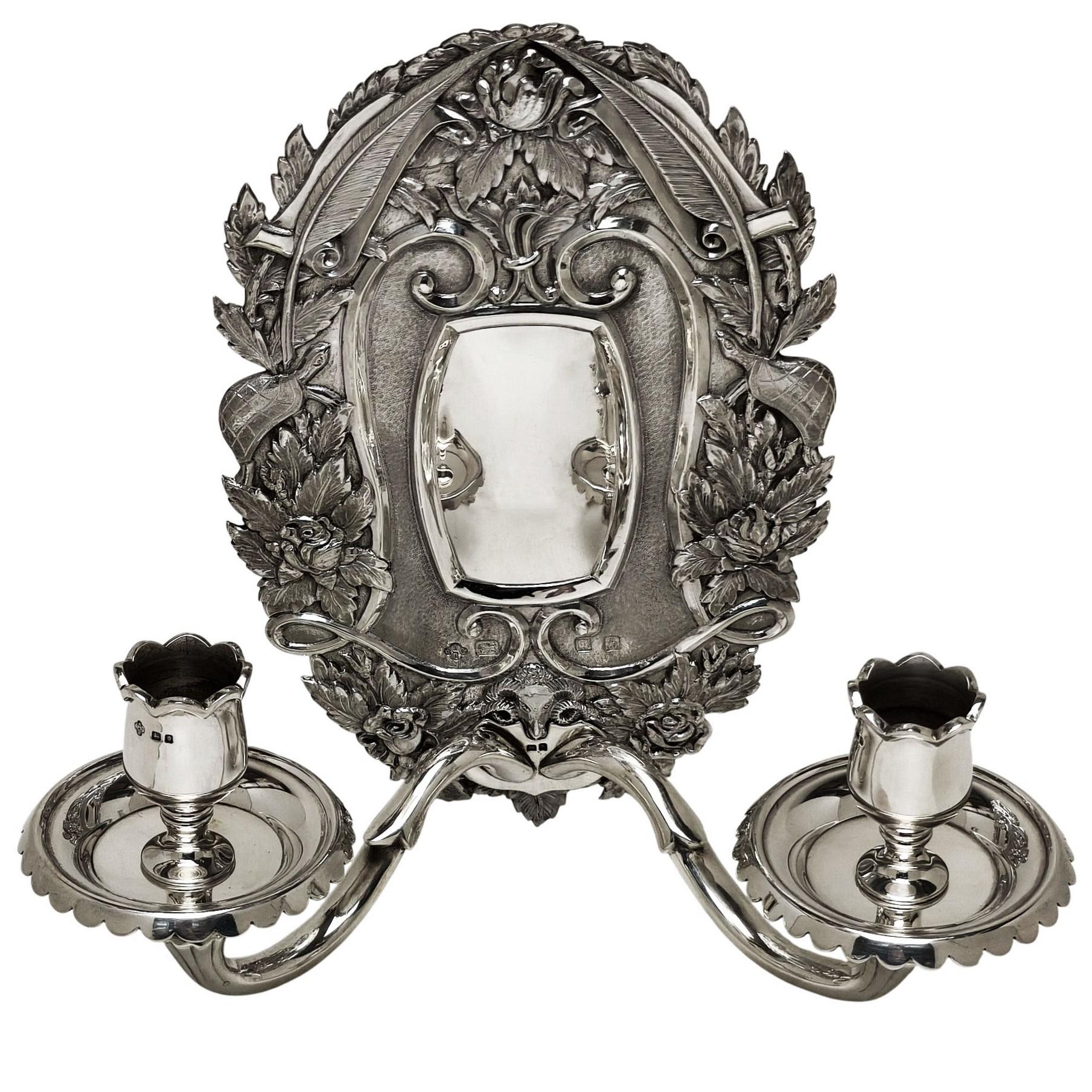Inglese Coppia di candelabri d'epoca Walls & Co in argento sterling Londra 1963 in vendita