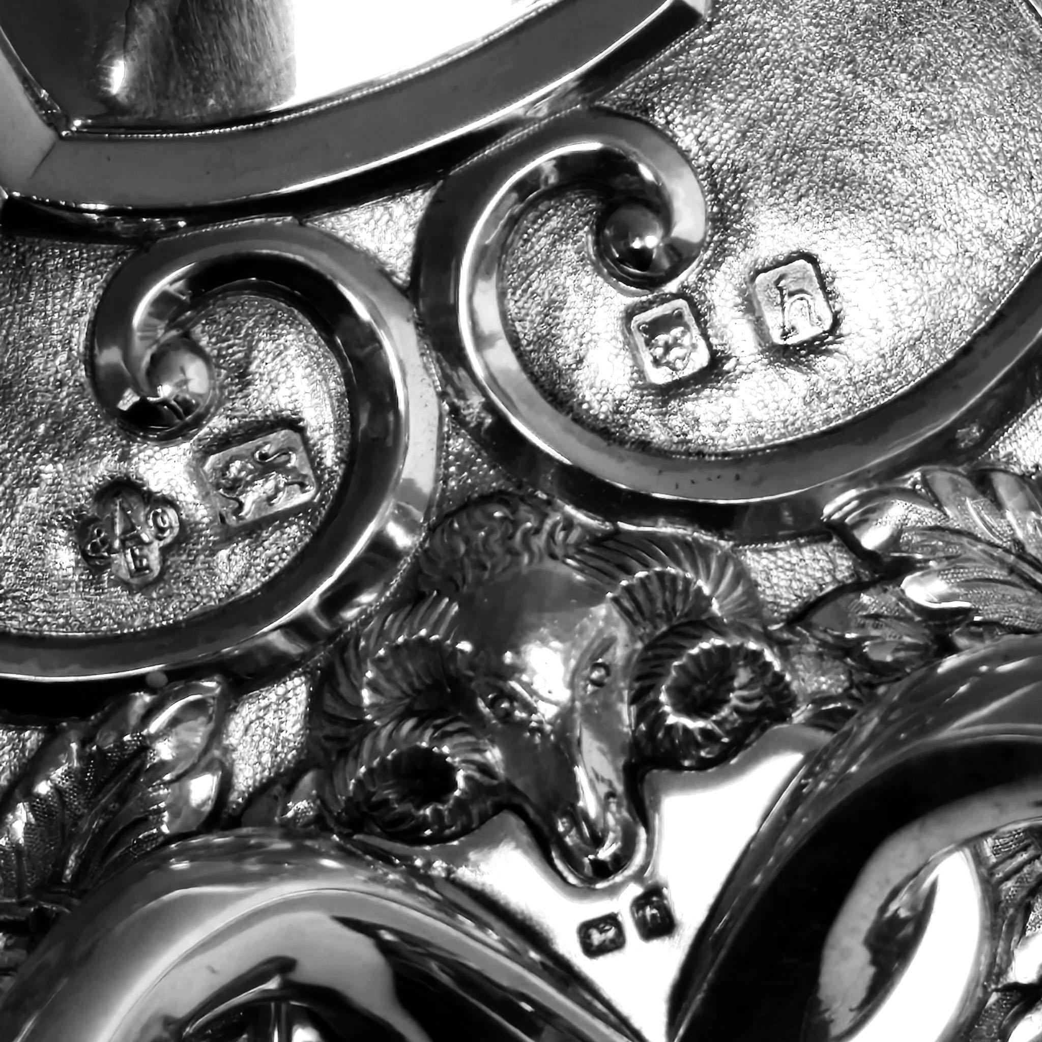 Coppia di candelabri d'epoca Walls & Co in argento sterling Londra 1963 in vendita 2