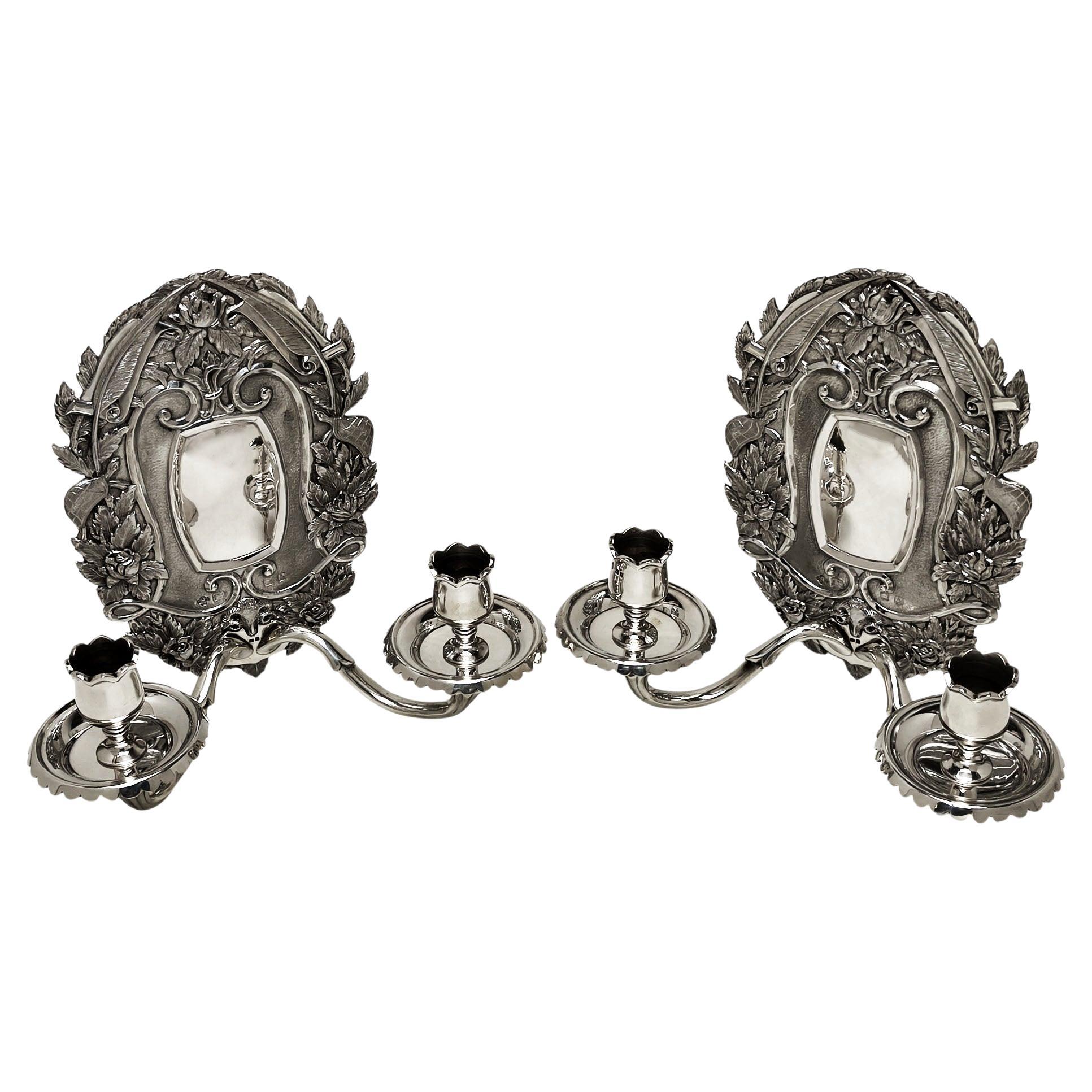 Coppia di candelabri d
epoca Walls 
Co in argento sterling Londra 1963 in vendita