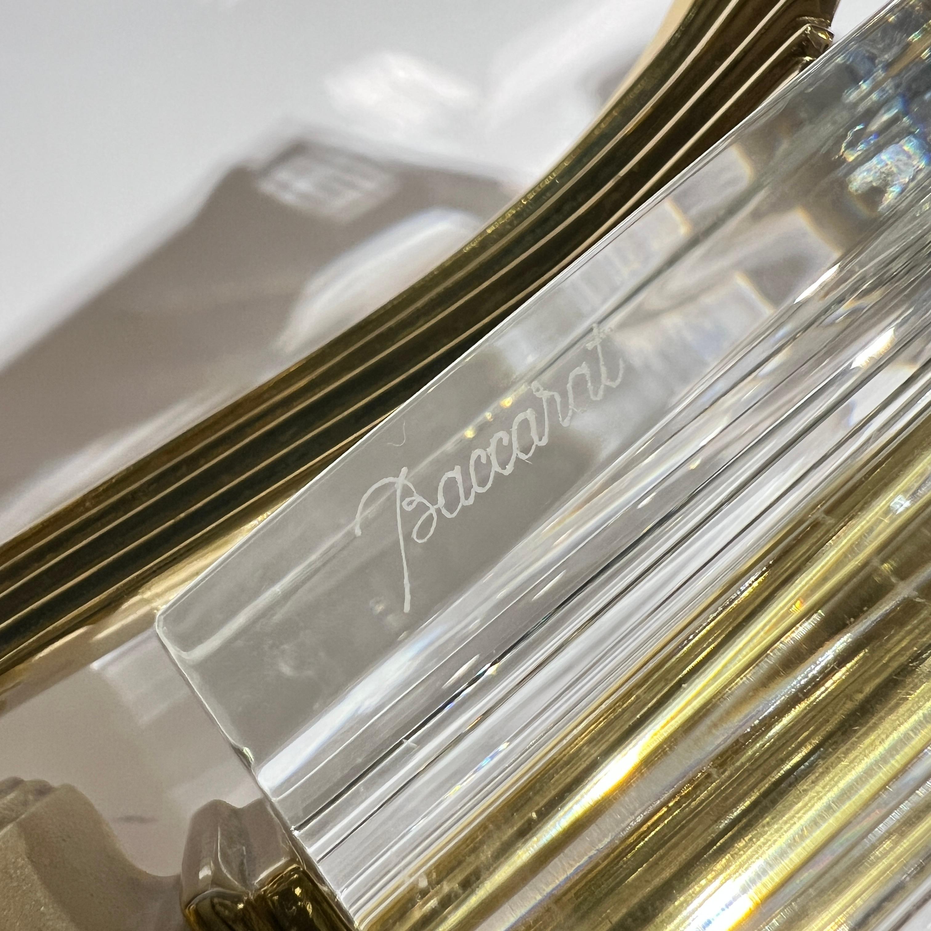 Pareja de lámparas vintage de Stiffel fabricadas en latón pulido y lacado y cristal moldeado de Baccarat. Con la firma grabada al ácido del vidriero. 30 por 7 por 5 pulgadas.  15 lbs. cada una.