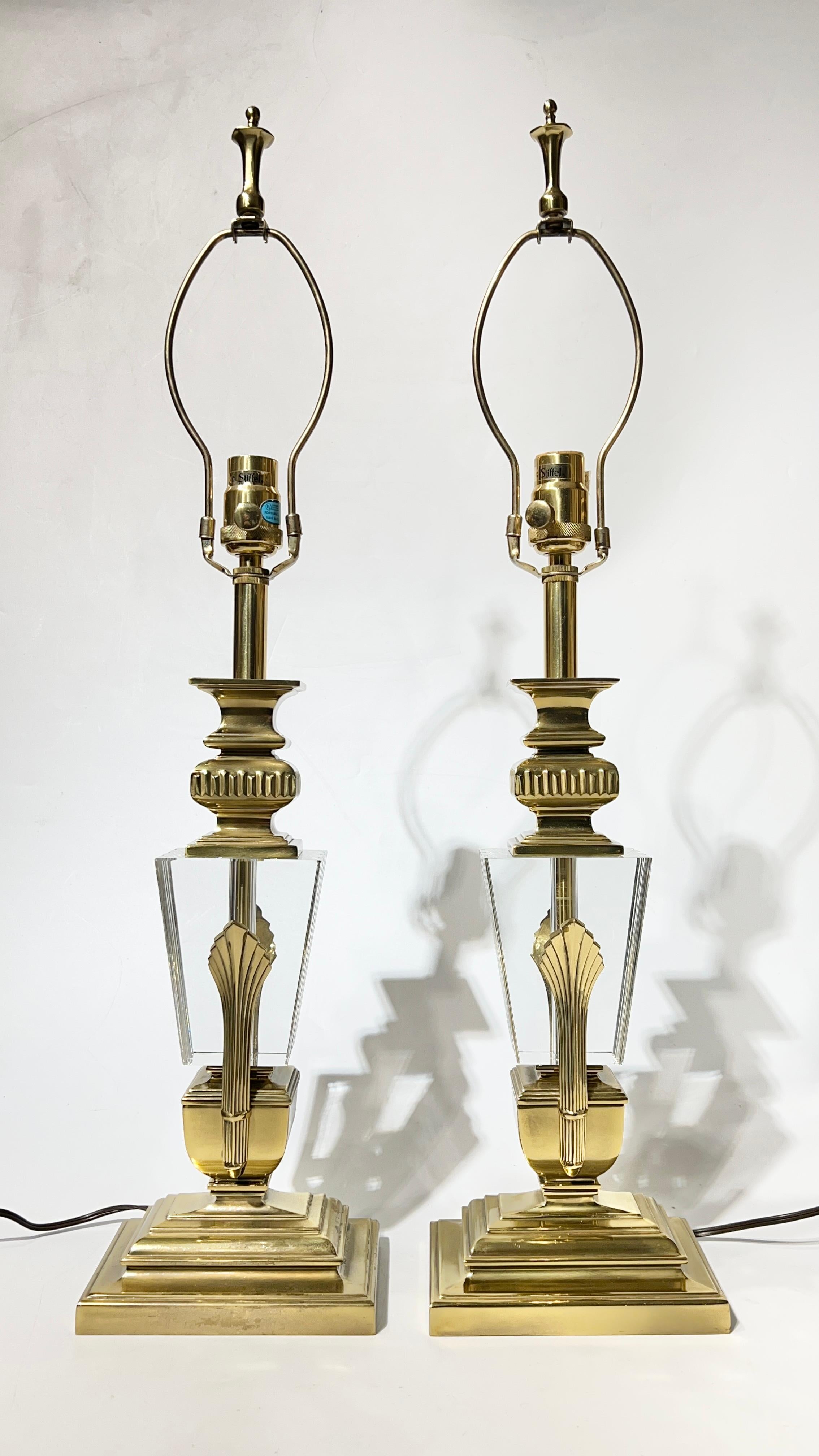 Pareja de lámparas de mesa vintage de cristal de Baccarat y latón pulido de Stiffel Moderno de mediados de siglo en venta