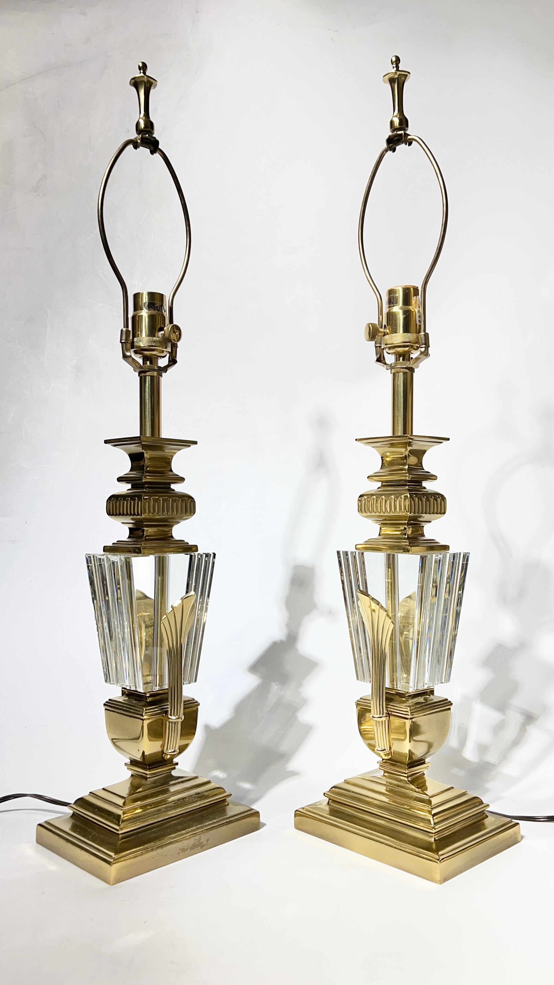 Pareja de lámparas de mesa vintage de cristal de Baccarat y latón pulido de Stiffel siglo XX en venta